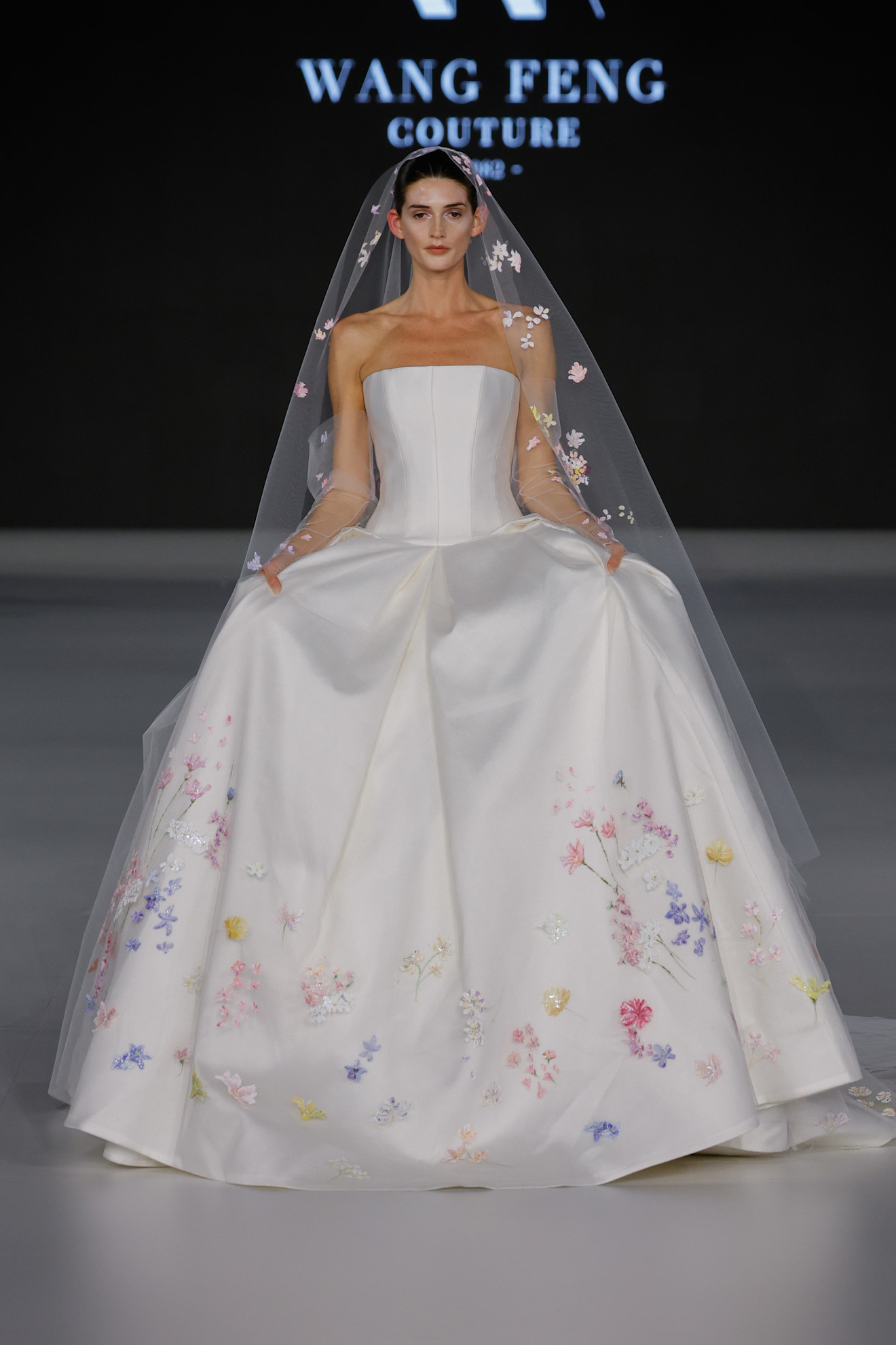 الساتان المطرز في عروض  Wang Feng