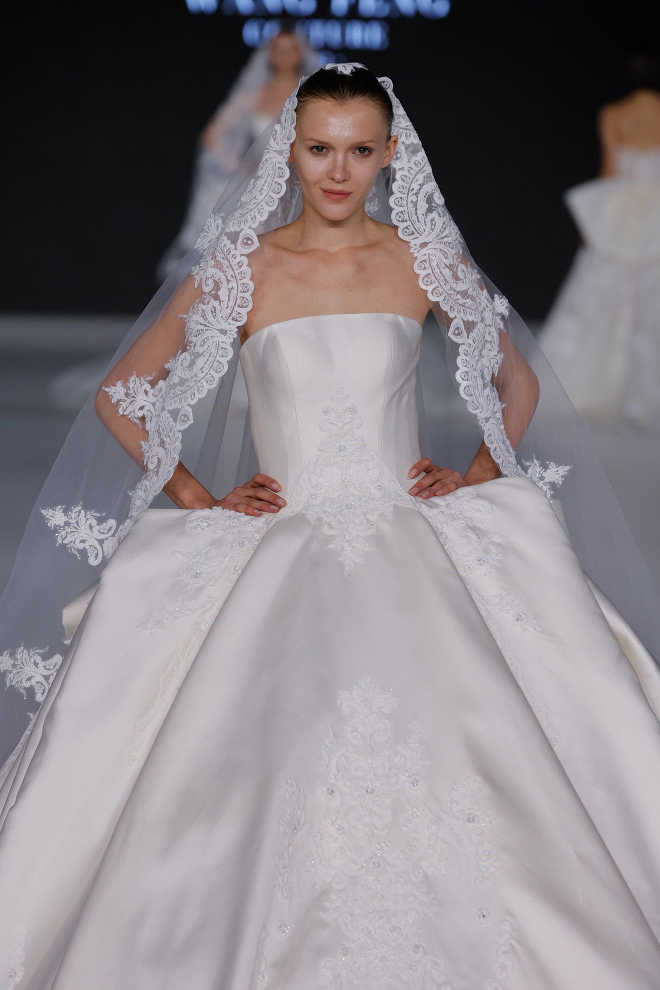 الساتان الملكي في مجموعة فساتين زفاف Wang Feng