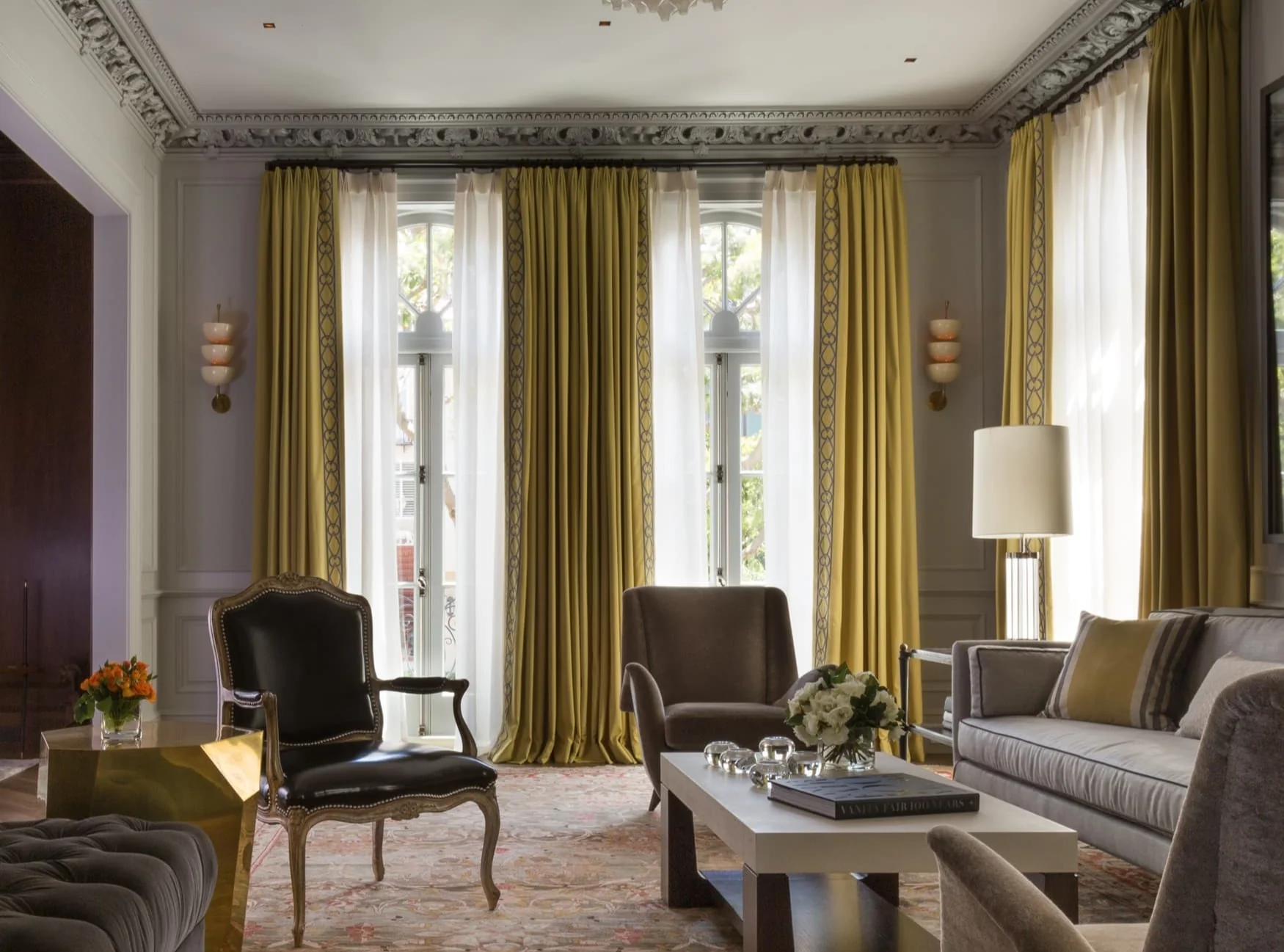 الستائر الأنيقة عنصرًا أساسيًا للنوافذ والأسقف العالية في الديكور النيوكلاسيكي