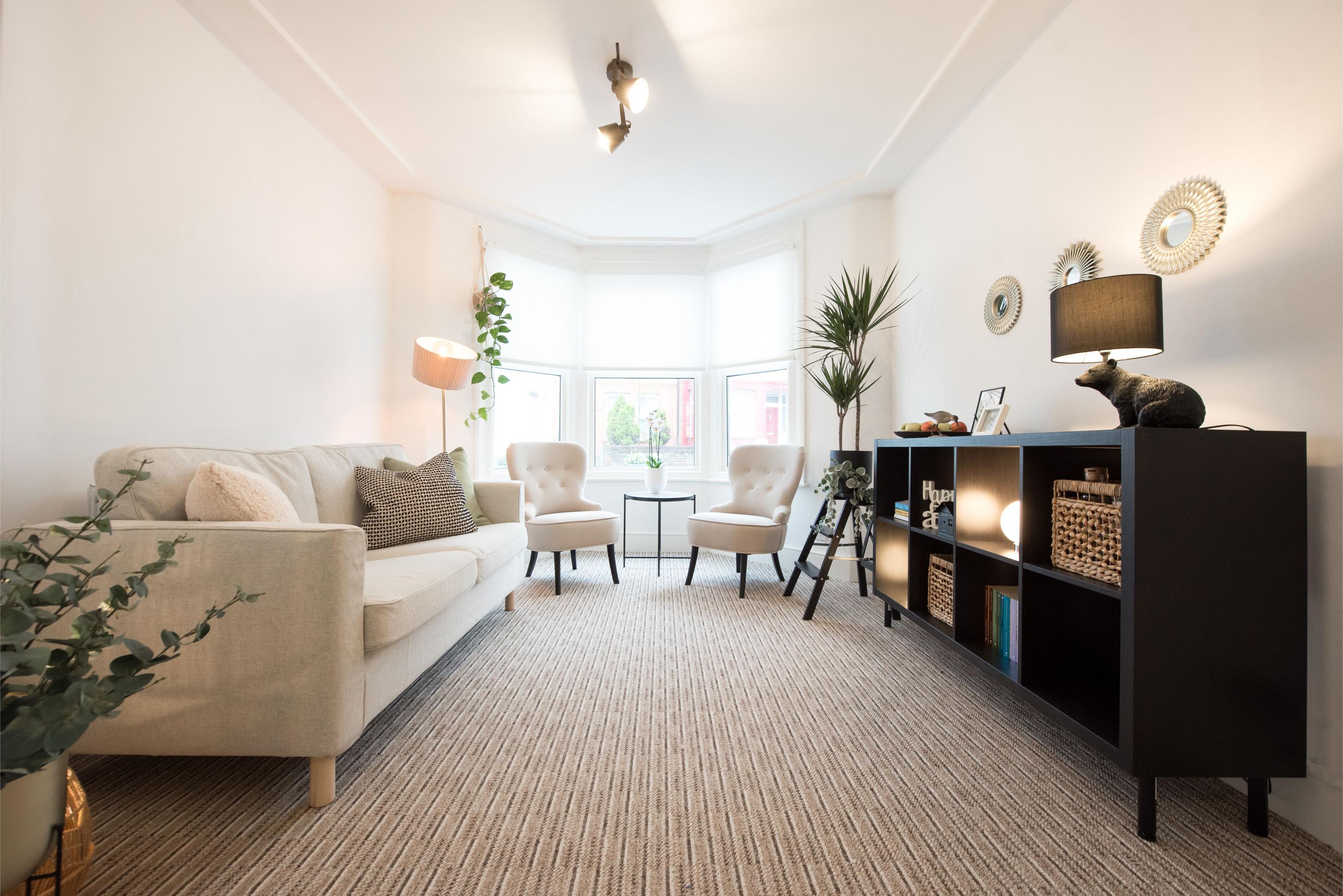 السجاد من الجدار للجدار يظهر عليه آثار التآكل في المناطق ذات الحركة الكثيفة