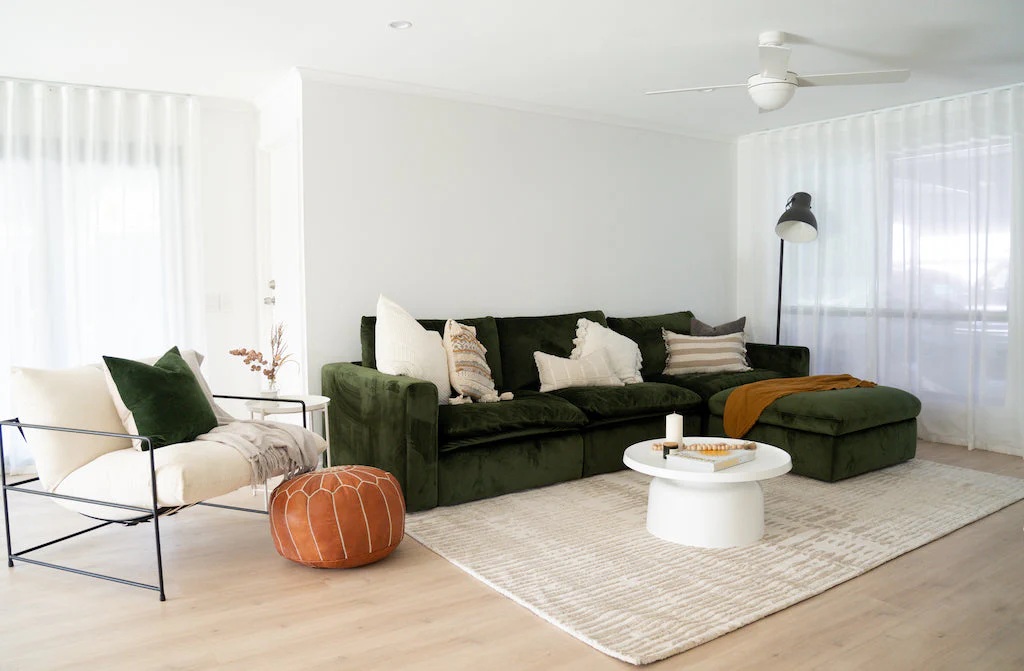 السجادة الصغيرة قد تجعل مساحة الجلوس تبدو منفصلة أو مشتتة