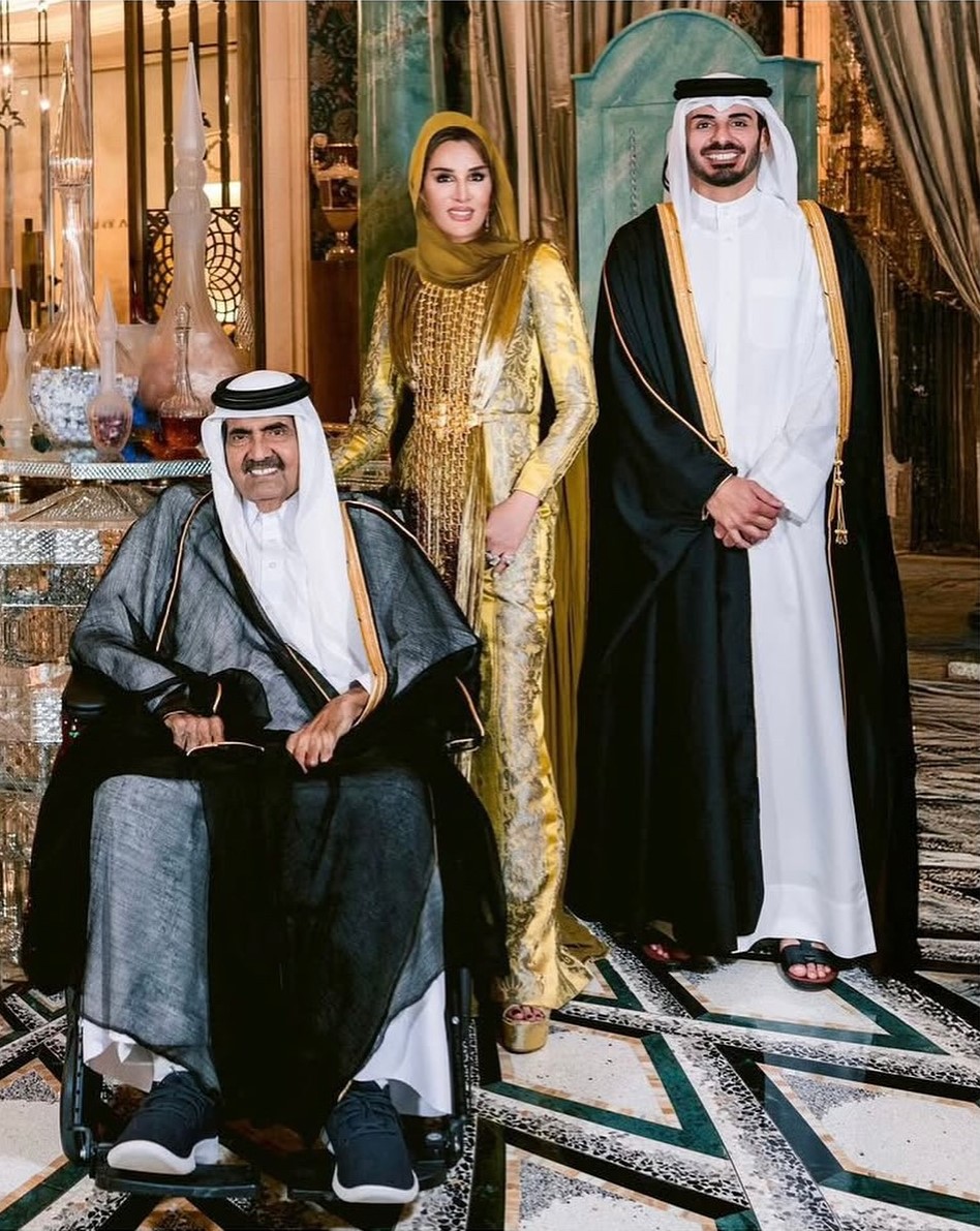 الشيخة موزا بنت ناصر مع عائلتها