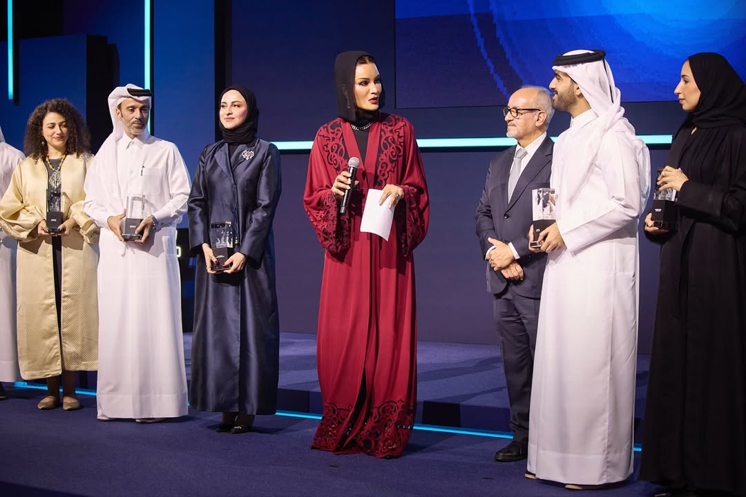 الشيخة موزة بالفستان الأسود الضيق مع عباية واسعة مفتوحة