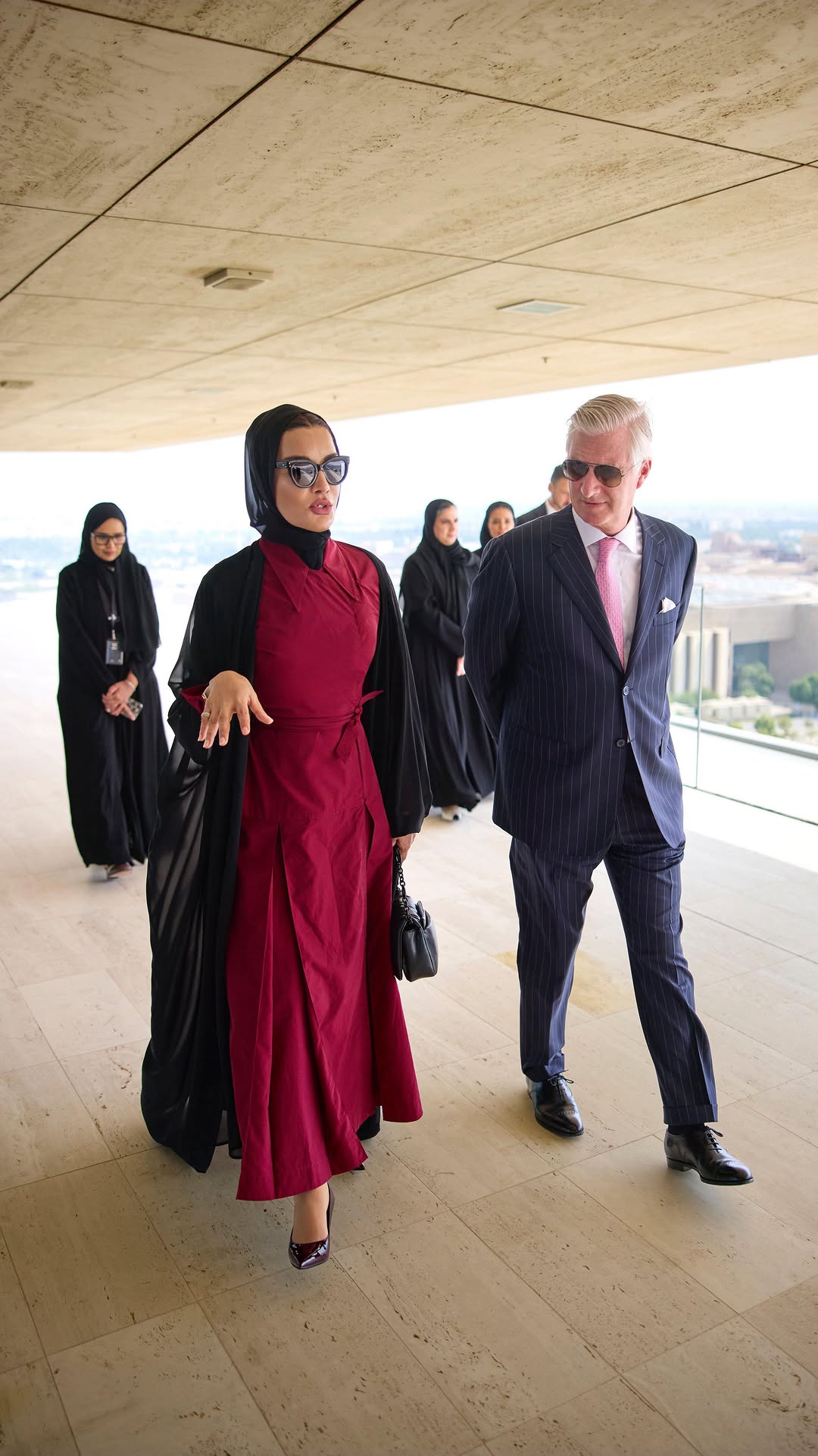 الشيخة موزة بالفستان الطويل الملامس للكاحل باللون البرغندي الداكن