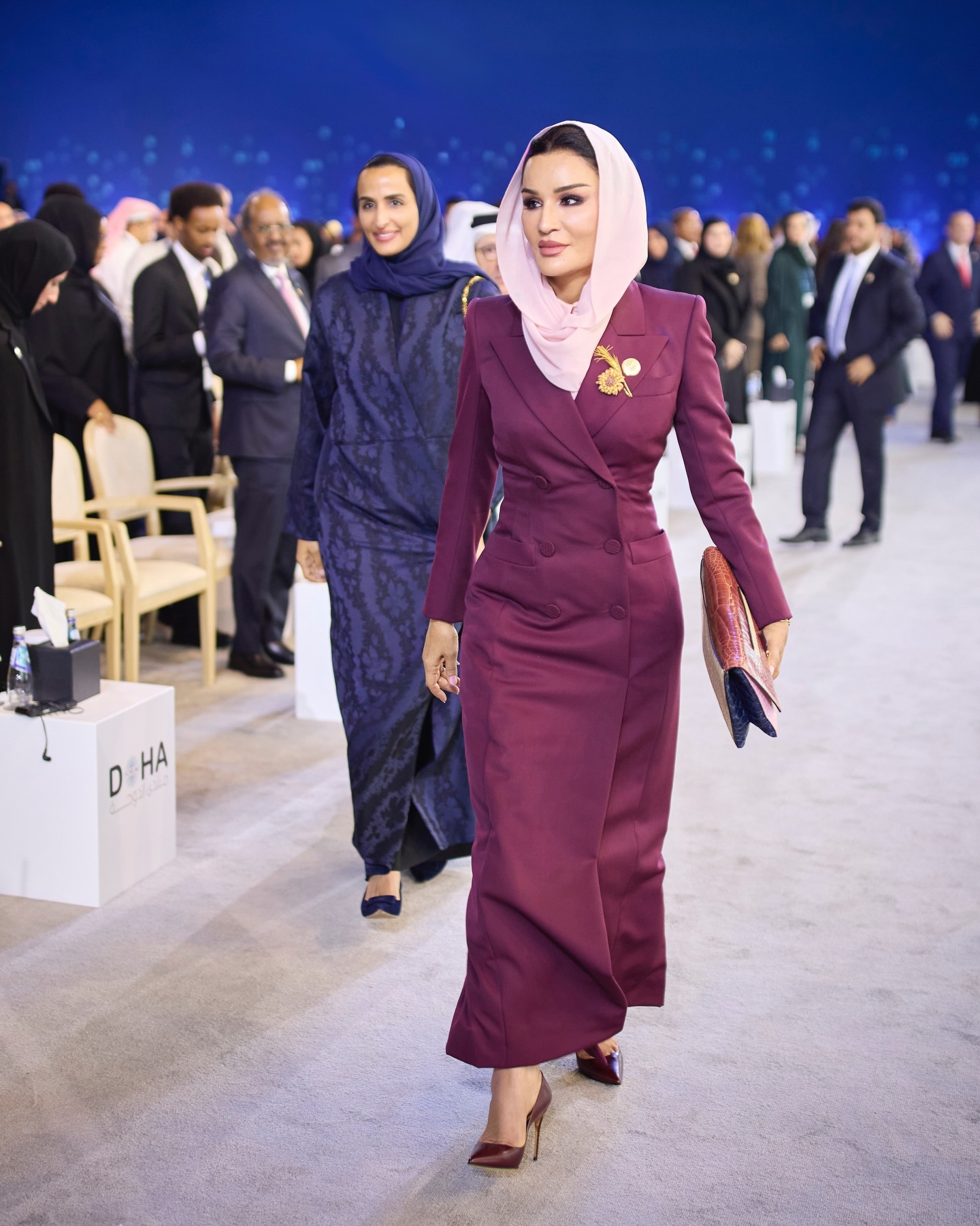 الشيخة موزة ببروش الزهرة من الذهب الأصفر المرصّع