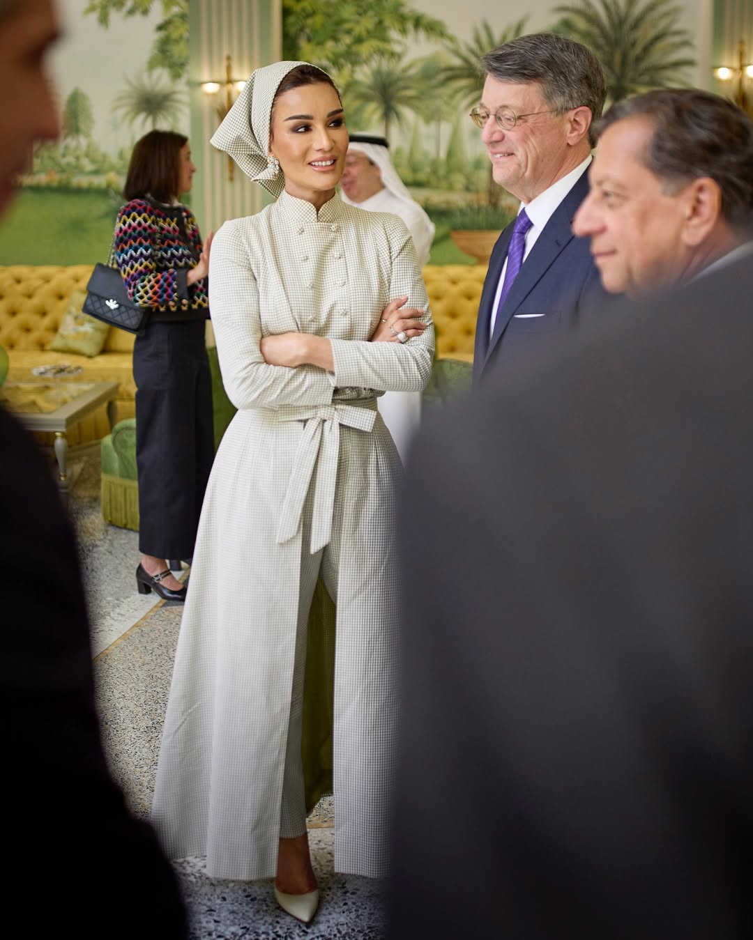 الشيخة موزة بستايل بدلة مبتكرة مزينة بكاروهات صغيرة باللون الأخضر الفاتح