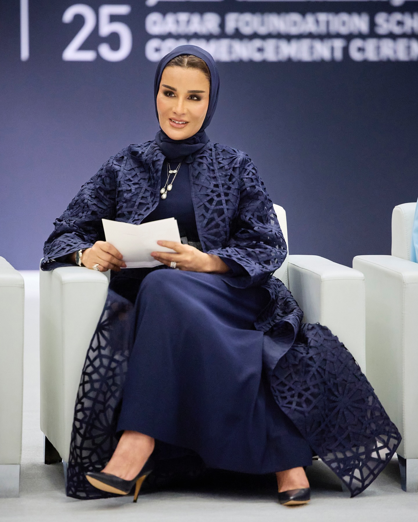 الشيخة موزة بعقد استثنائي مرصّع بالألماس البرّاق