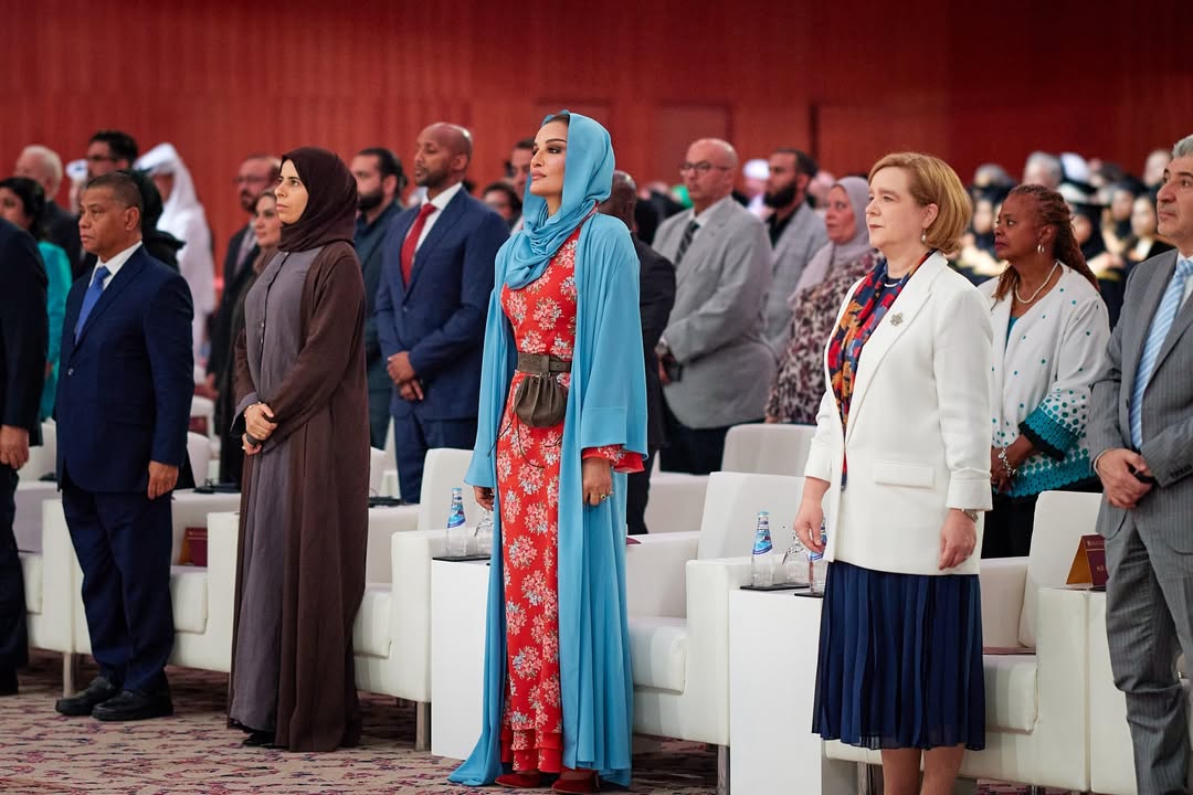 الشيخة موزة بفستان مجسم باللون الأحمر المنقوش بباقات الورود