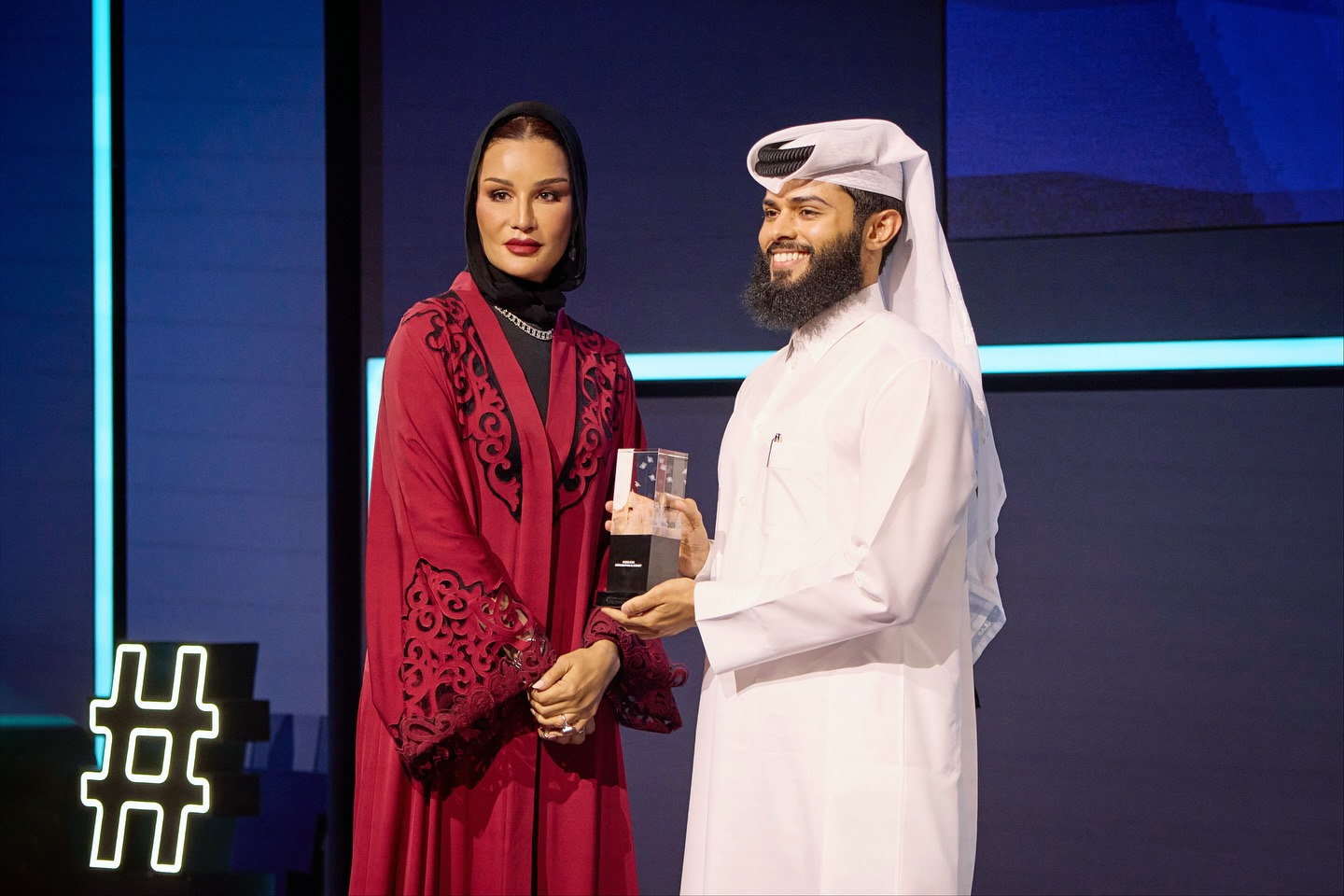 الشيخة موزة بقلادة من الذهب الأصفر تجمع بين الفخامة والبساطة