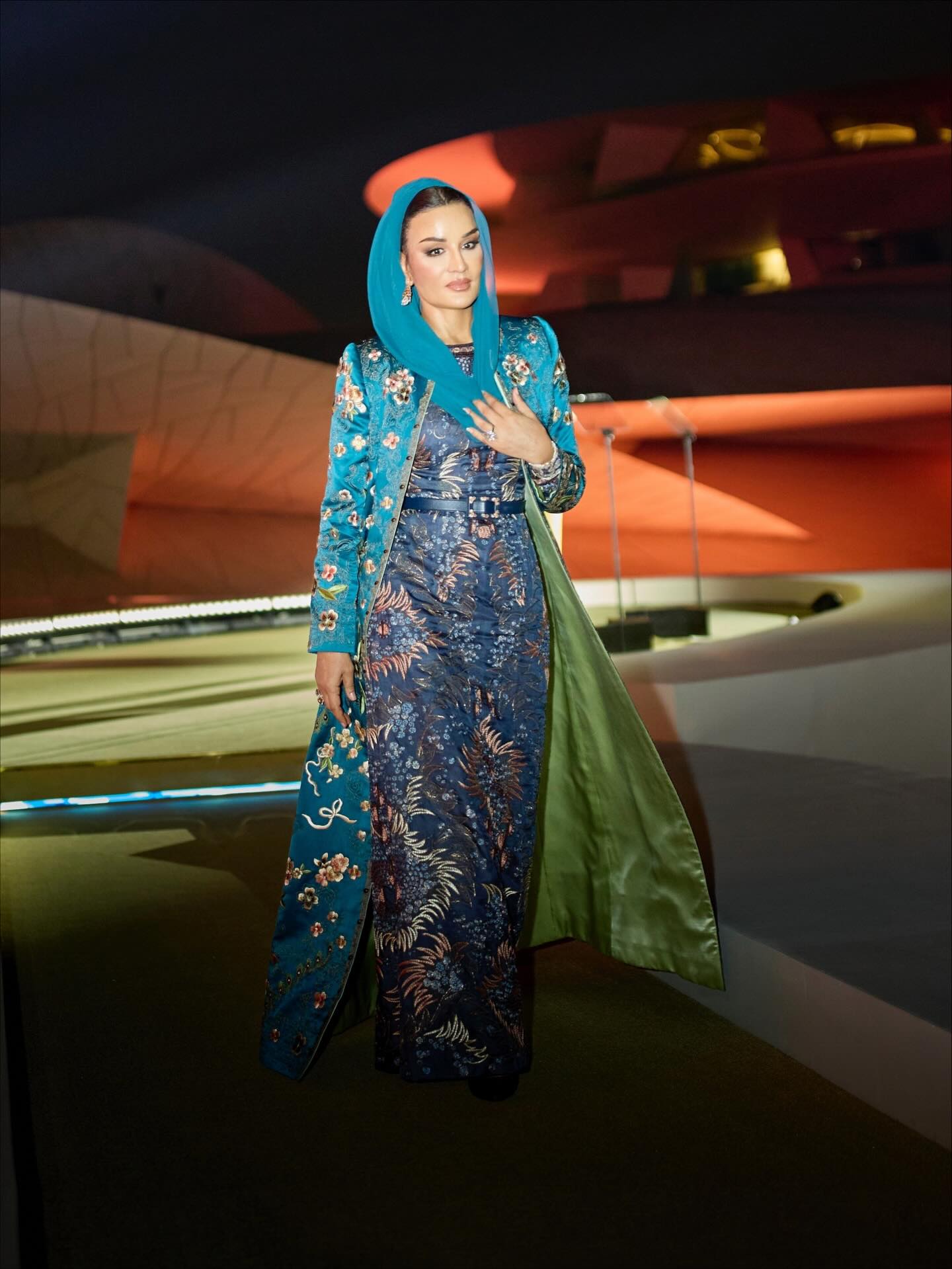 الشيخة موزة بمجوهرات فاخرة زادت من جمال اللوك ورونقه