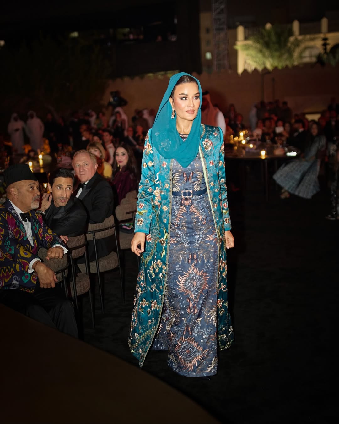 الشيخة موزة ترتدي فستانا مجسما باللون الأزرق الداكن