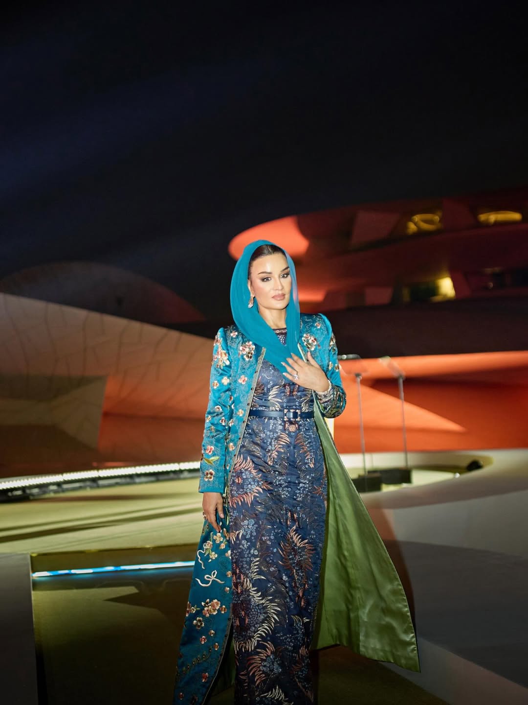  الشيخة موزة ترتدي فستانا مجسما باللون الأزرق الداكن