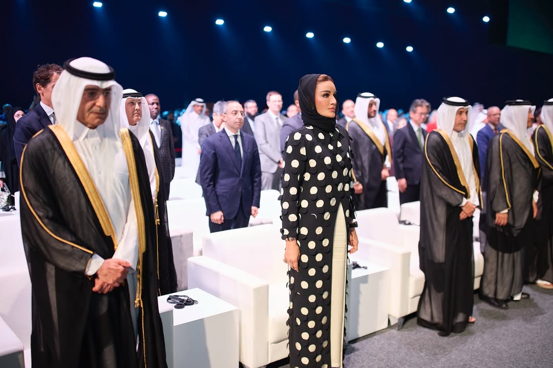 الشيخة موزة مرتدية الفستان الضيق باللون العاجي