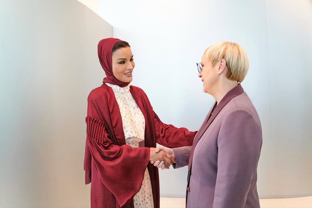 الشيخة موزة مرتدية فستانا طويلا باللون الأبيض المنقوش بالورود الحمراء