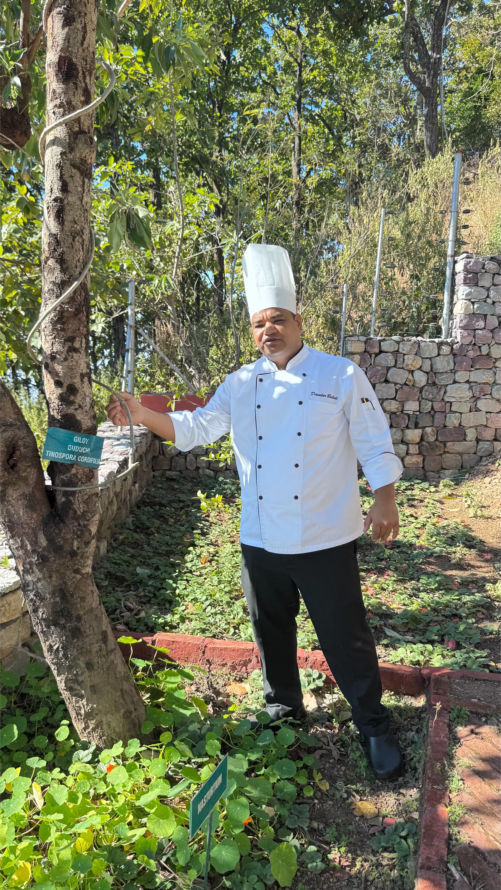 الشيف  Diwakar Balodi في حديقته الخاصة في الشيف  Diwakar Balodi