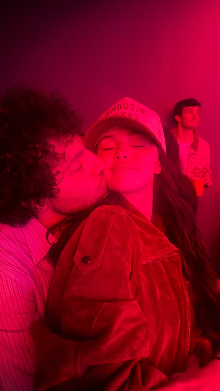 الصورة التي نشرتها سيلين غوميز قبل ساعات من نشر صورة حفل زفافها
