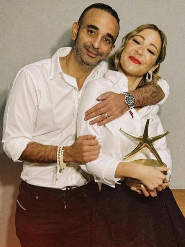 الصورة التي نشرتها منة شلبي مع عريسها 