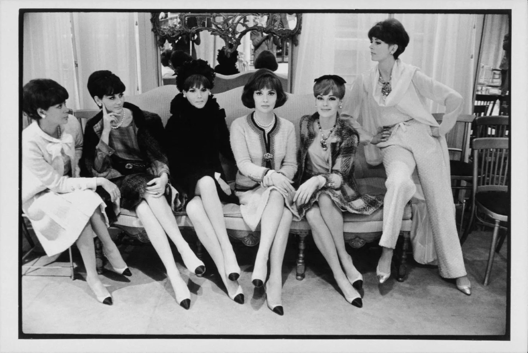الصورة من أرشيف شانيل تظهر عارضات أزياء ينتعلن حذاء bicolor عام 1964