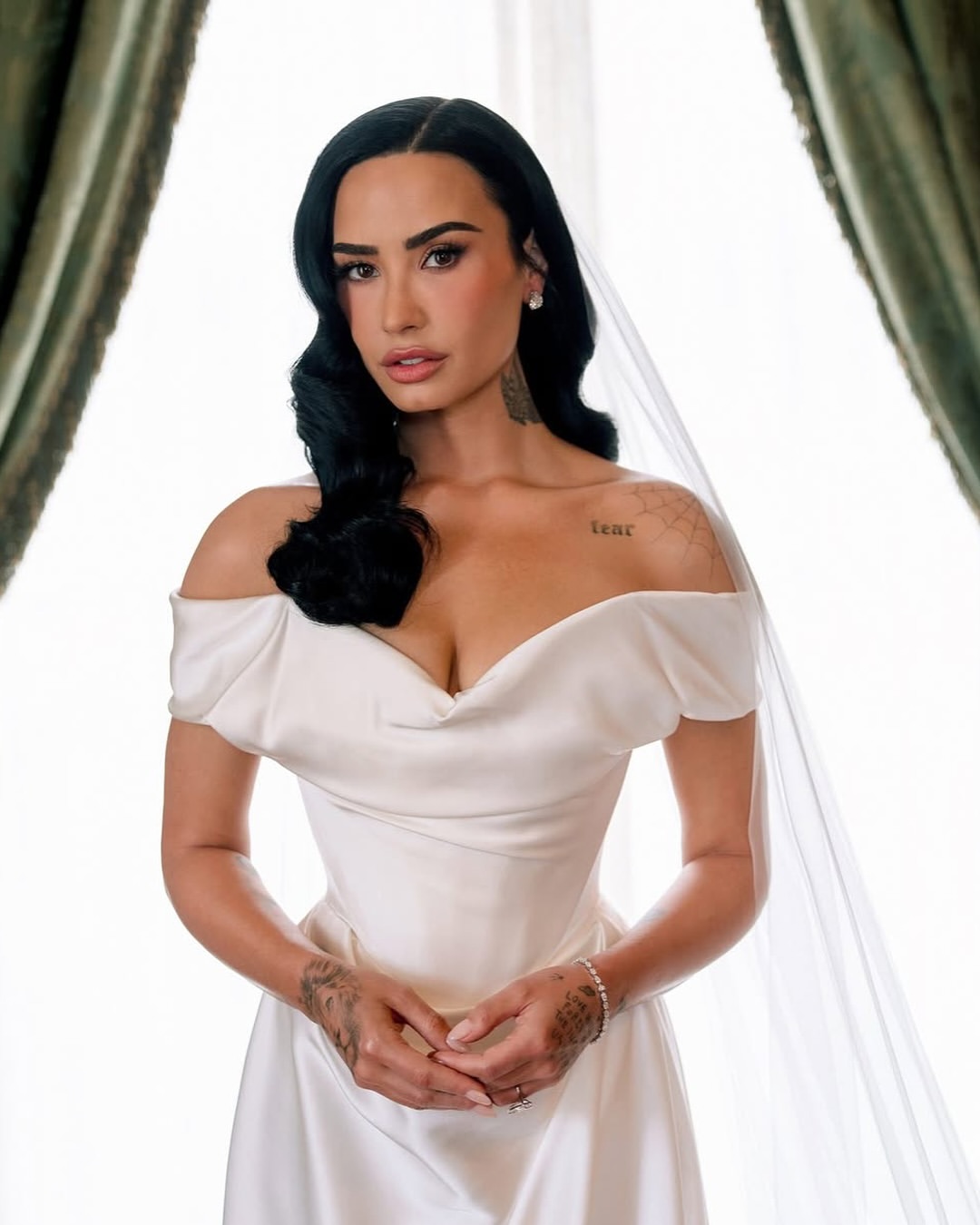 إطلالة Demi Lovato برسمات المكياج الزهري