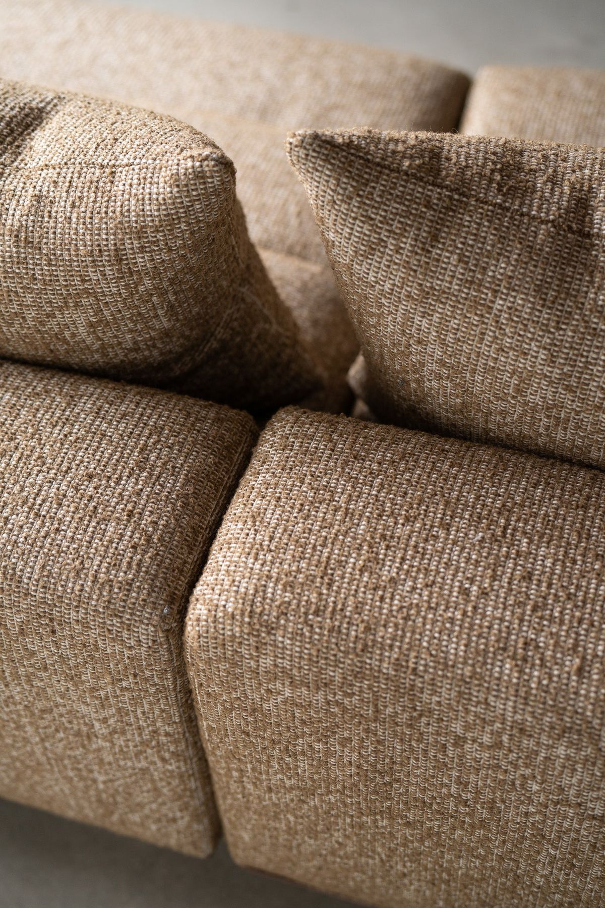 الصوف الكثيف من الخامات التي تتصدر اتجاهات أرائك 2026