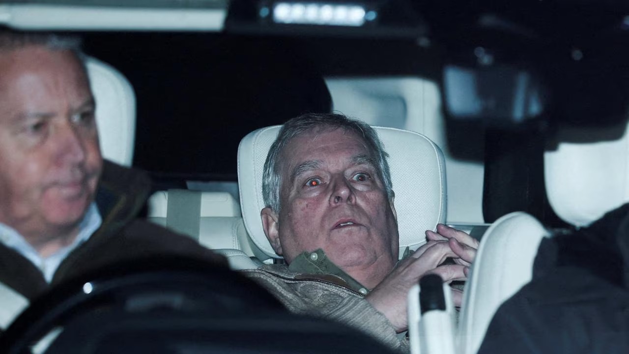 هل استغل الملك تشارلز تسريبات إبستين للإنتقام من شقيقه أندرو؟