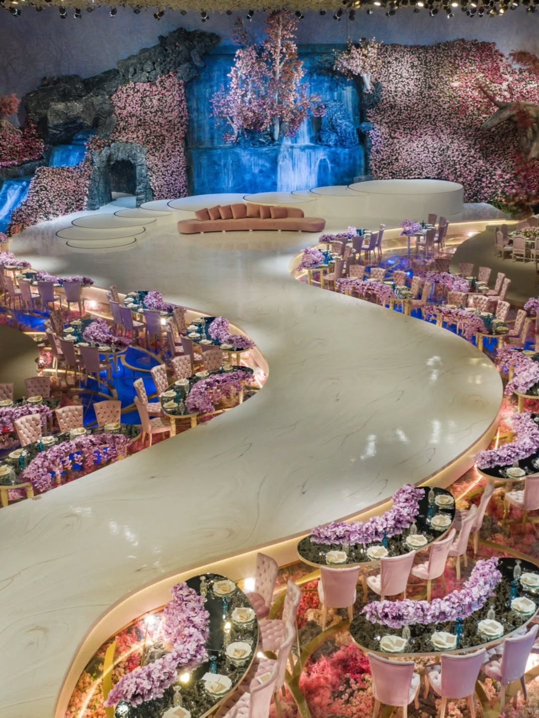 الطاولات المتمايلة من أحدث صيحات أعراس 2026