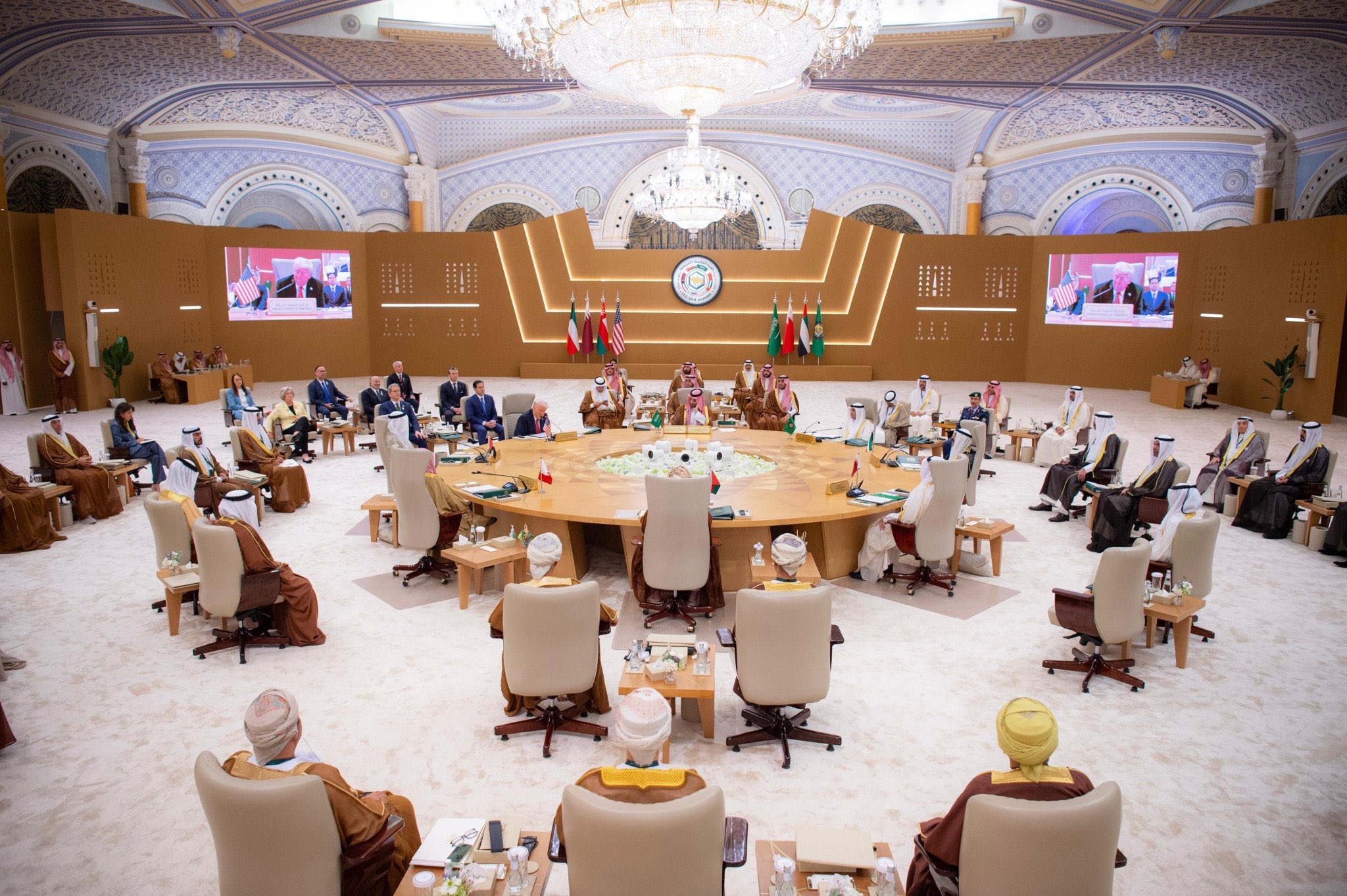 طاولة القمة الخليجية الأمريكية حملت توقيع المصممة السعودية المبدعة لولوة الحمود