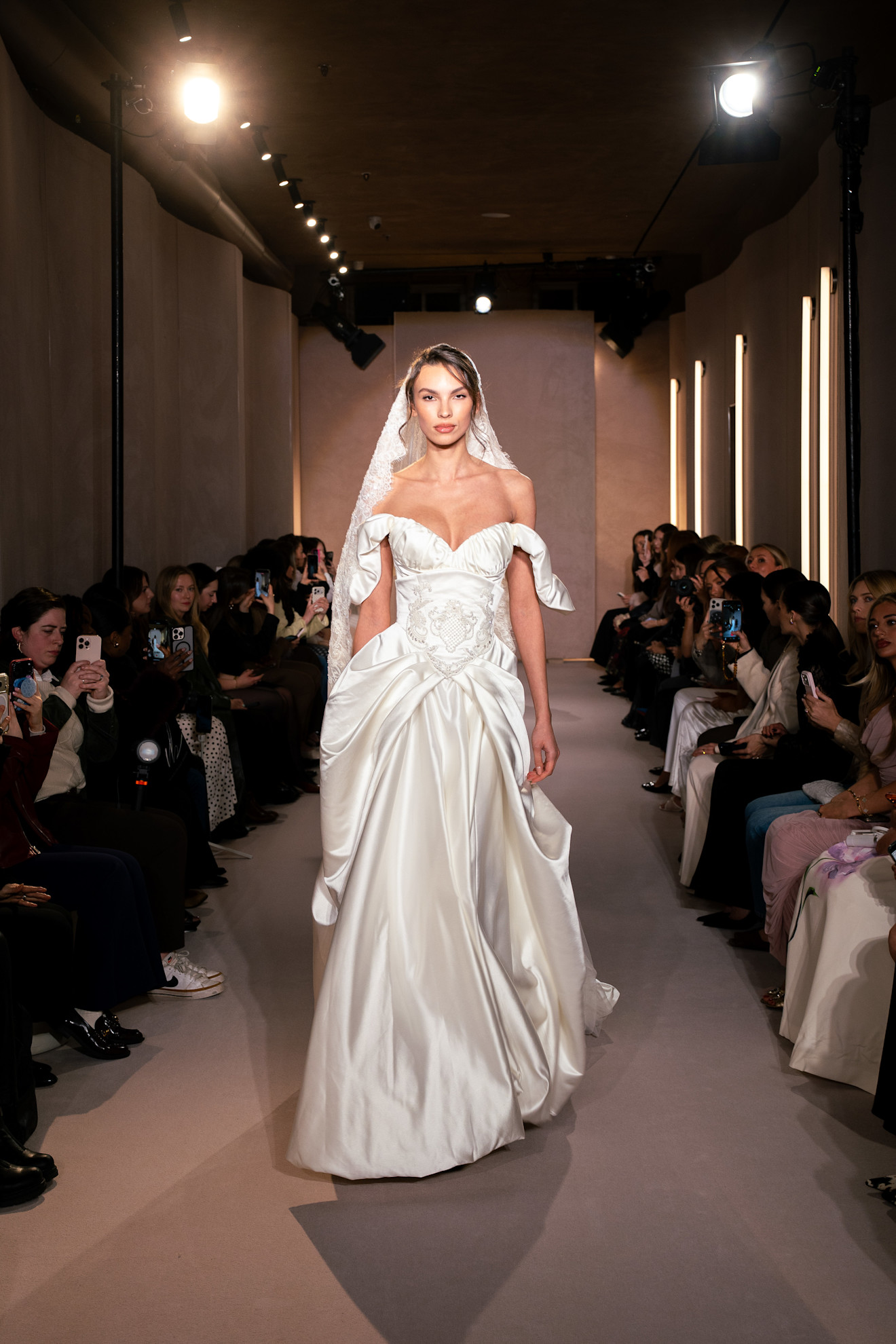 الطبقات في فساتين زفاف ميلا نوفا