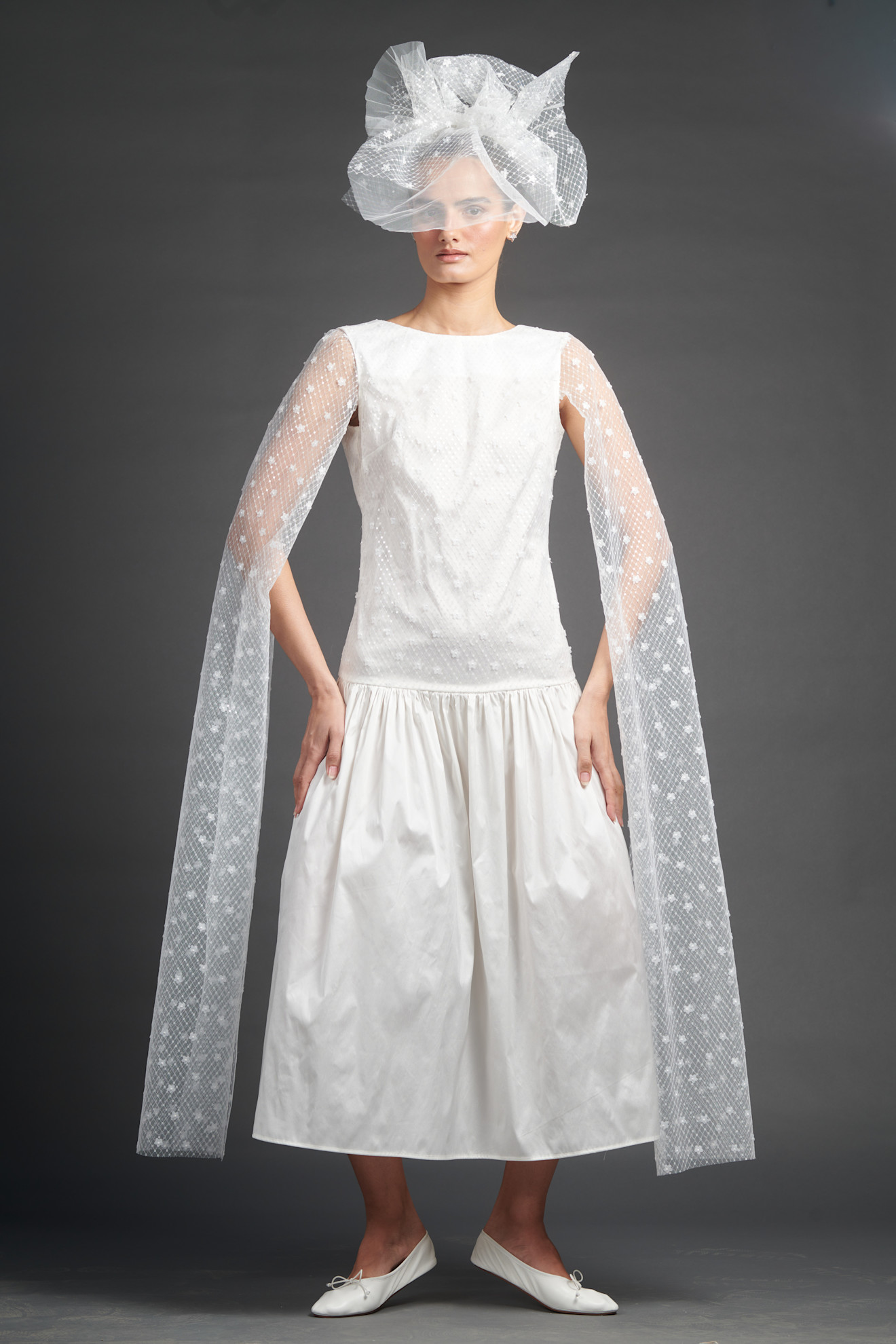 الطرحة القصيرة المنقطة في مجموعة Batsheva