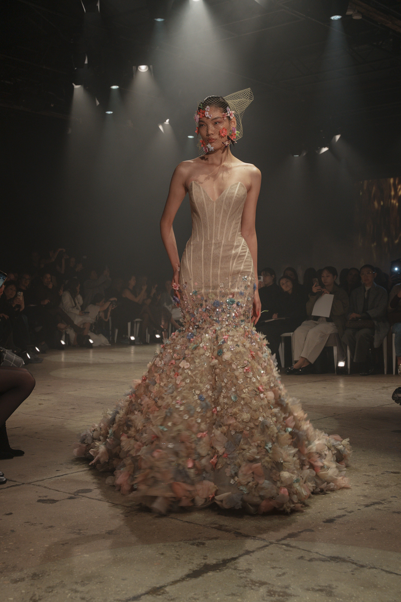 الطرحة القصيرة في عروض إناس دي سانتو