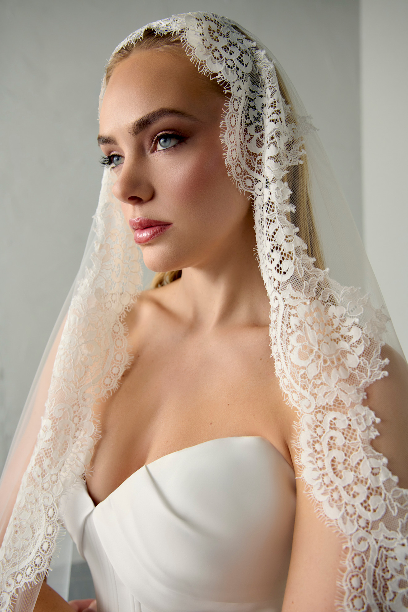 الطرحة المطرزة في مجموعة جاستين  ألكساندر لخريف 2026