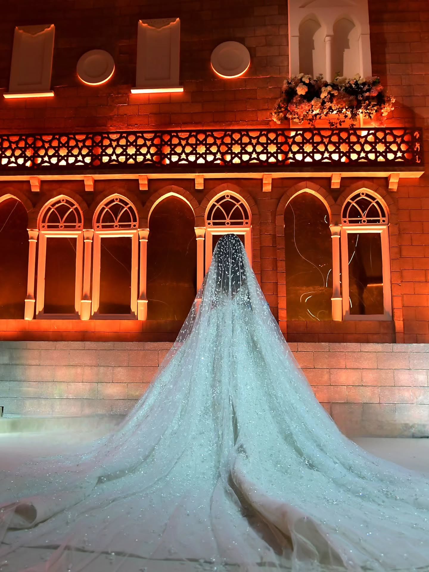 الطرحة من تقاليد الزفاف الأساسية وفي الصورة الطرحة الطويلة الفخمة من تصميم زهير مراد