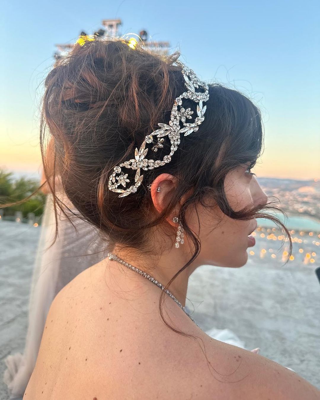 الطوق الذي زينت به سارة ابي كنعان شعرها