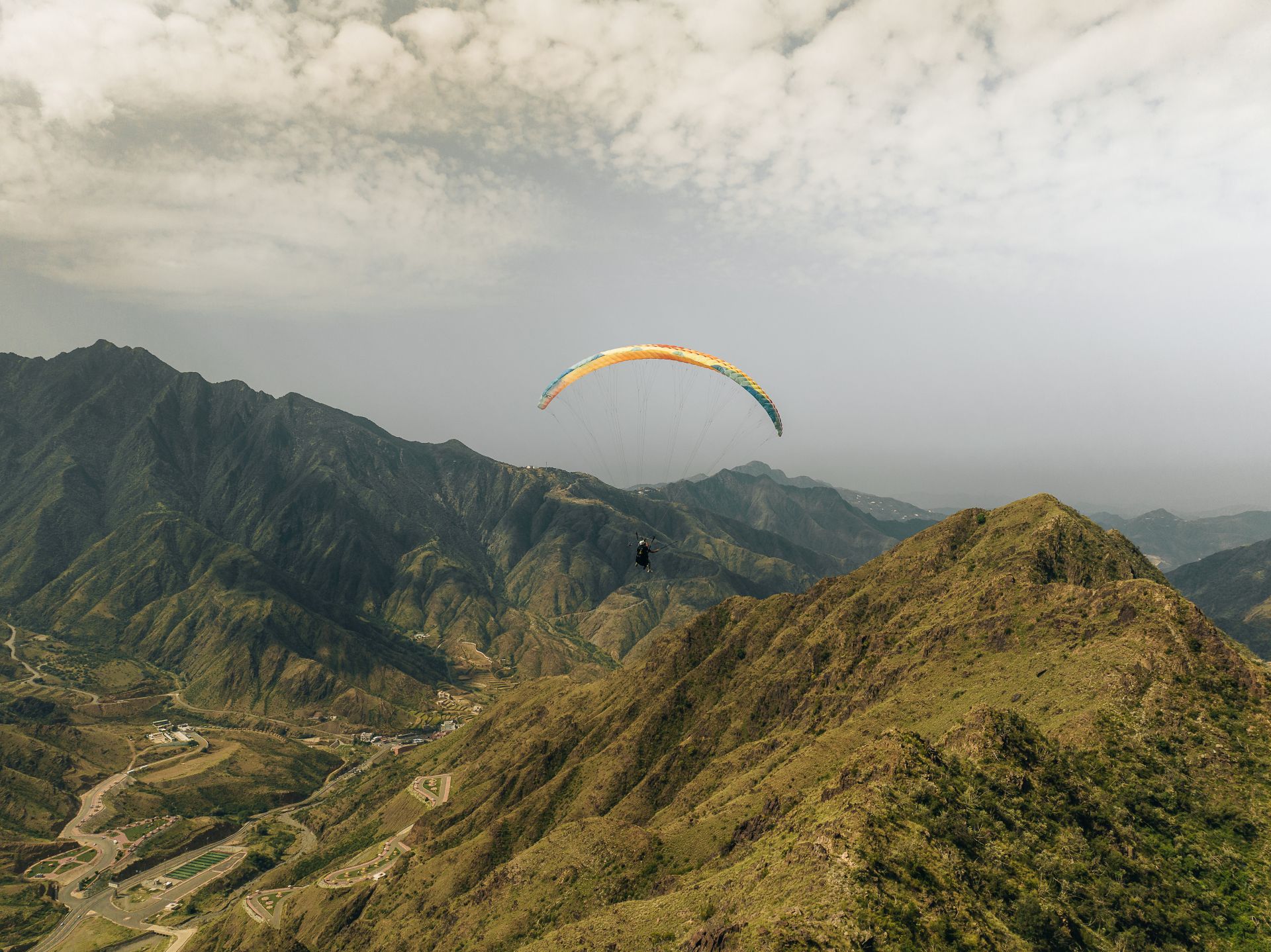 الطيران المظلي فوق مناظر عسير الطبيعية