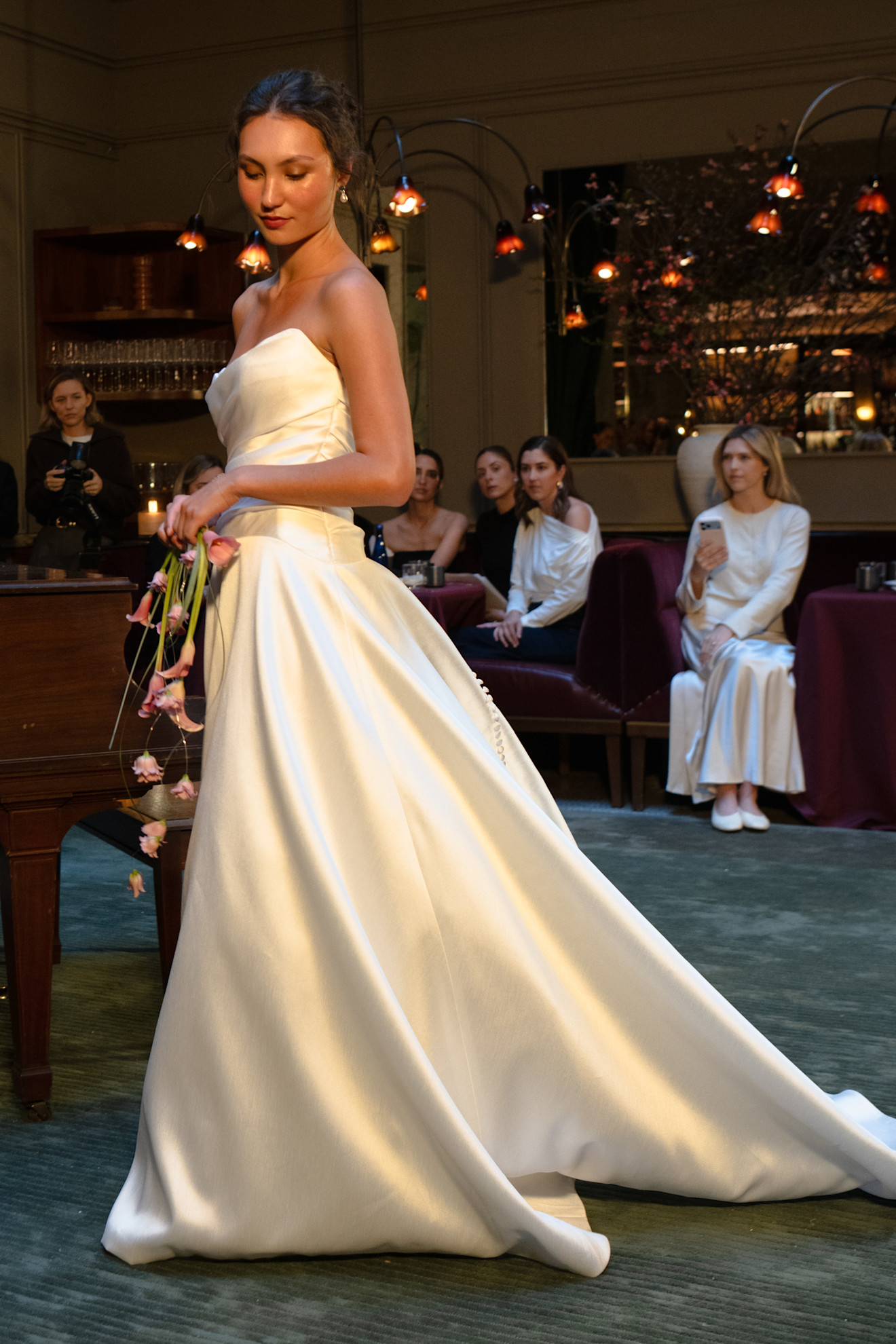 العاجي في عروض Jenny Yoo