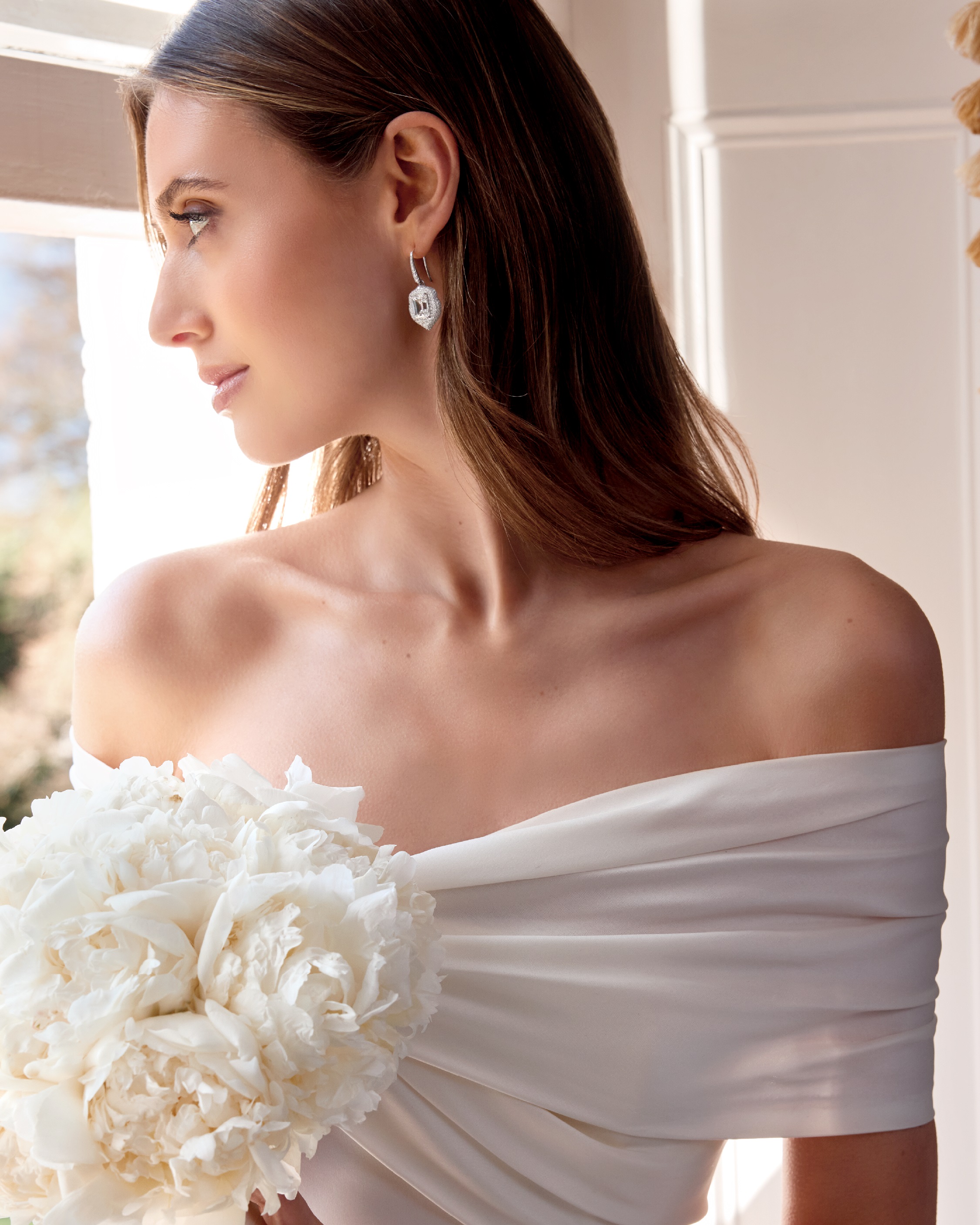 العروس تتزيّن بمجوهرات معوض