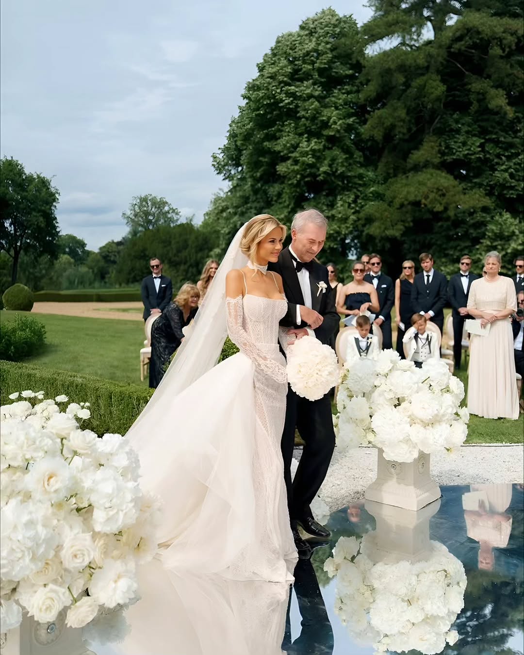 العروس على الممر- الصورة من @romanivanov_photo