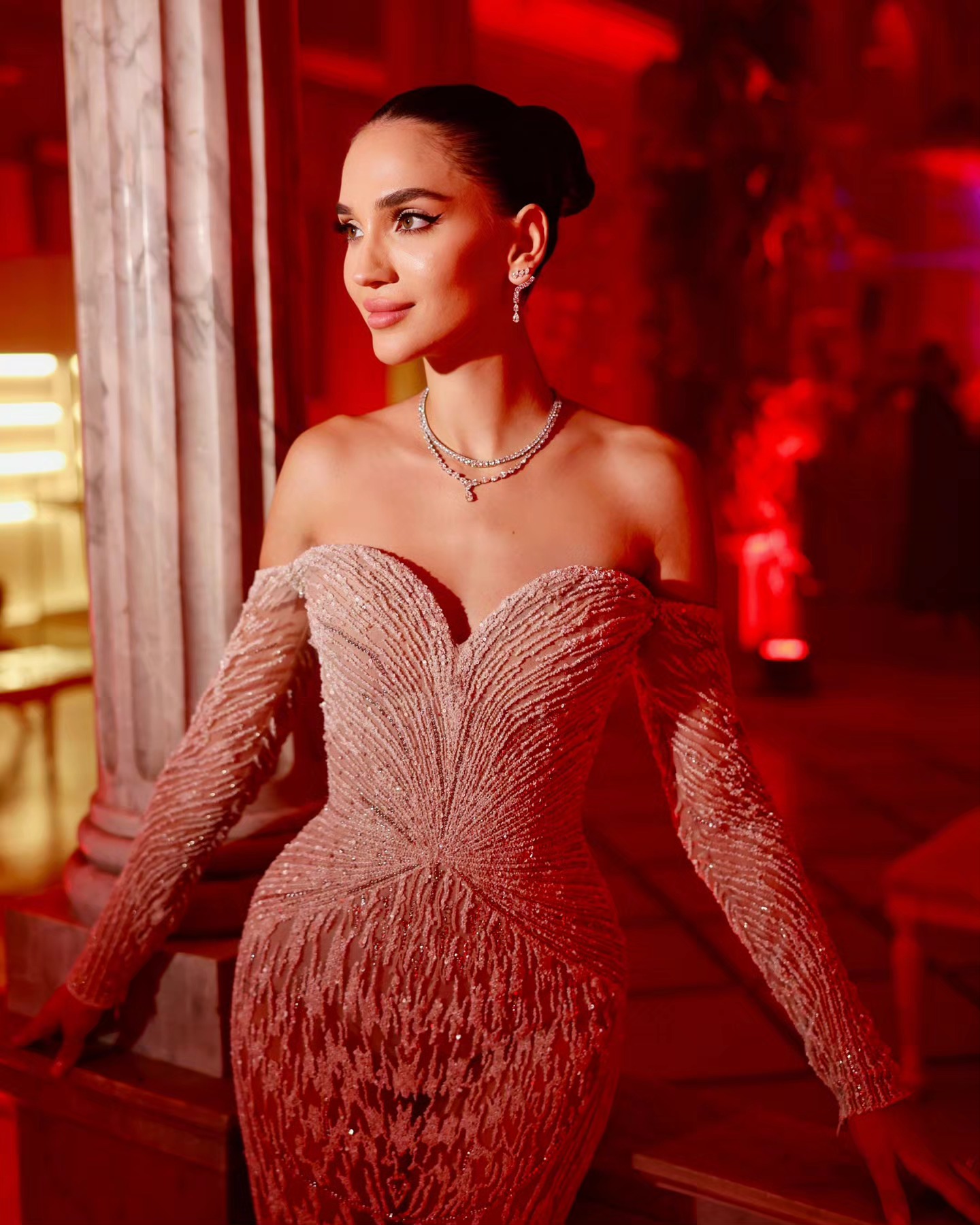 العروس ملكة جمال لبنان السابقة ساندي تابت اعتمدت تسريحة الشعر الكعكة