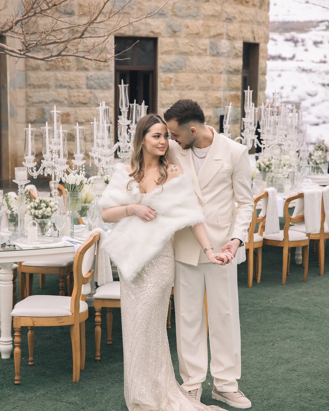 العروسان حسام سيلاوي وساندرا حلبي  خلال حفل خطوبتهما وسط الثلوج