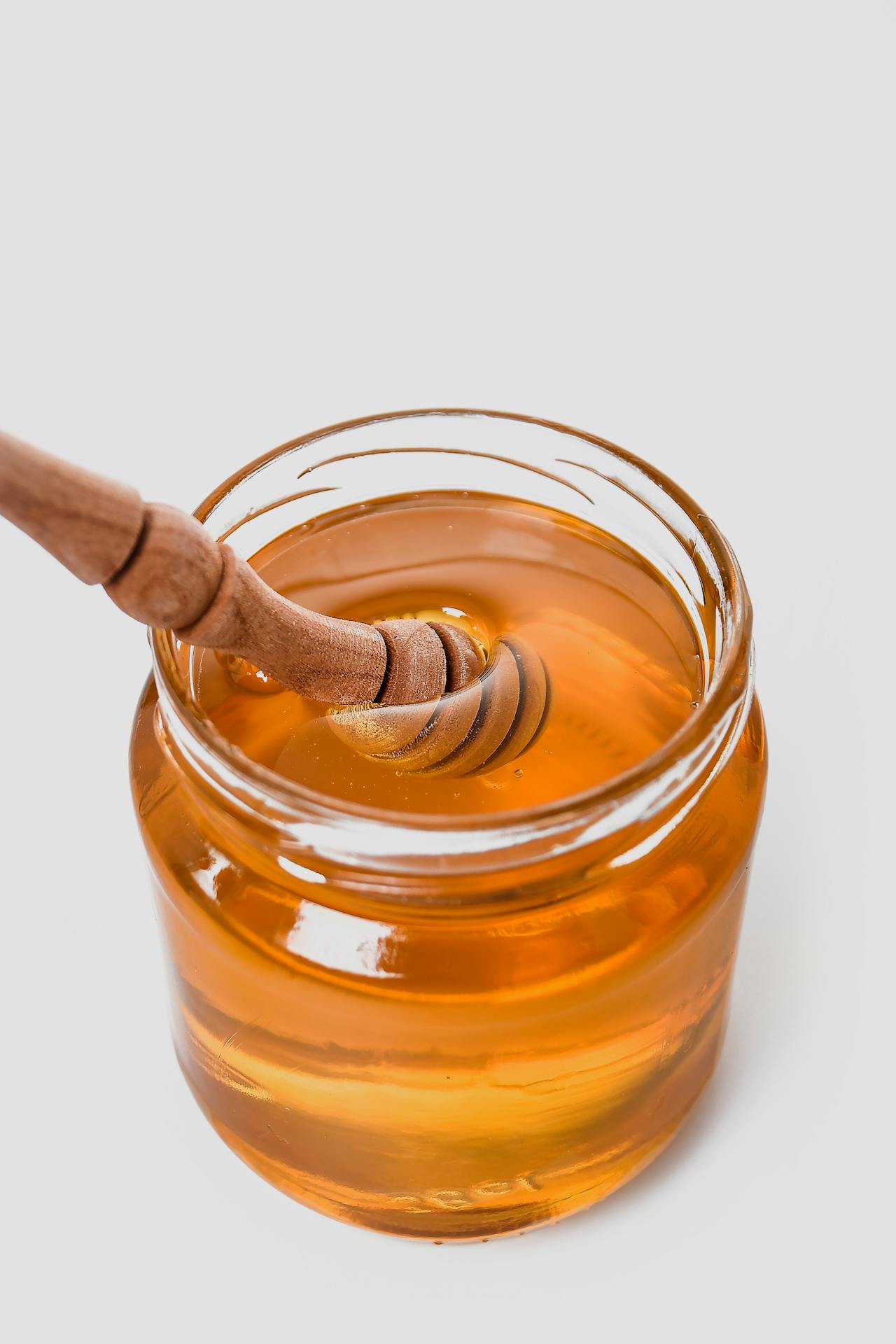 العسل أحد المكونات الطبيعية الفعالة لامتلاء الخدود وتغذية البشرة من الخارج
