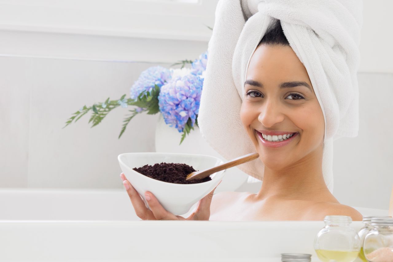 العسل الأسود الأفضل لنضارة البشرة وتنعيم الجسم في شتاء 2026