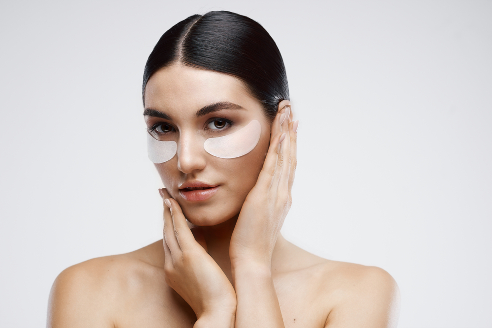 العلاجات المنزلية والمكملات التجميلية تلعب دور في منح منطقة العين مظهر مشرق