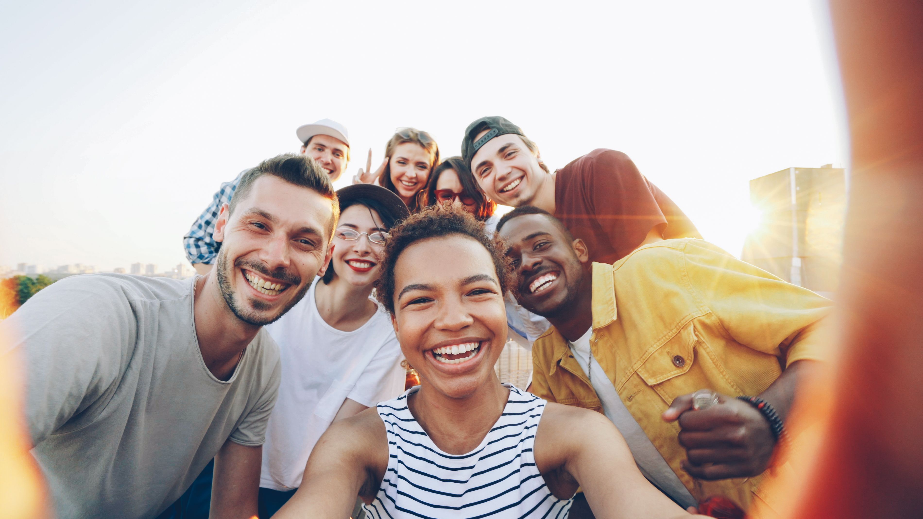 العلاقات الإجتماعية أحد أبرز وسائل التخلص من إرهاق الأزمات لدى جيل زد