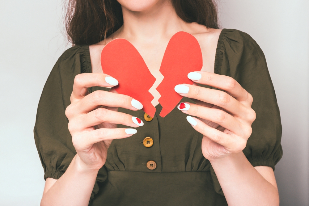 العلاقة العاطفية غير صحية فلا تنتظري أن يتمزق قلبك