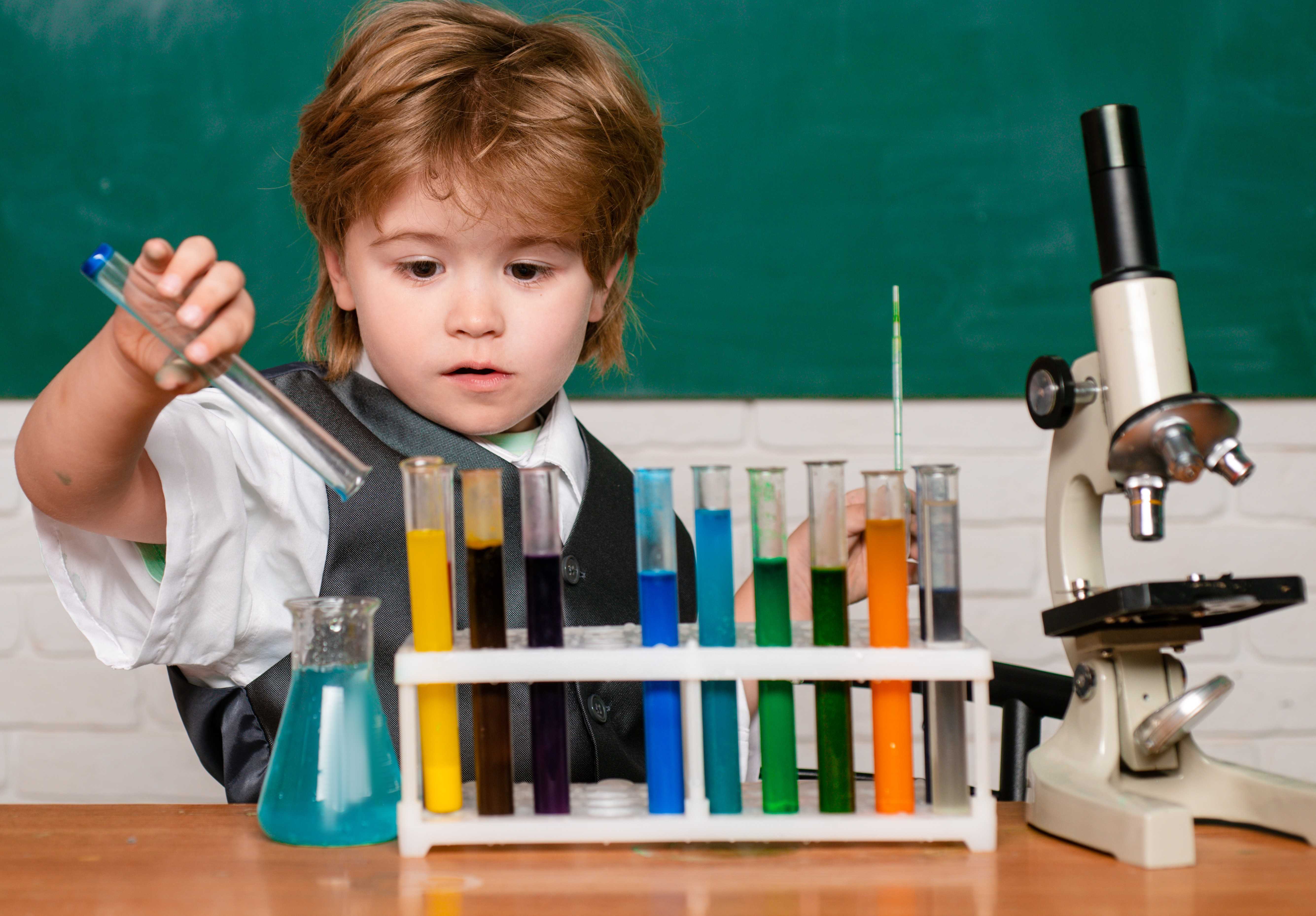 العلوم البسيطة للأطفال ومنحهم الفرصة لعمل التجارب في المنزل يحفزهم على التعلم