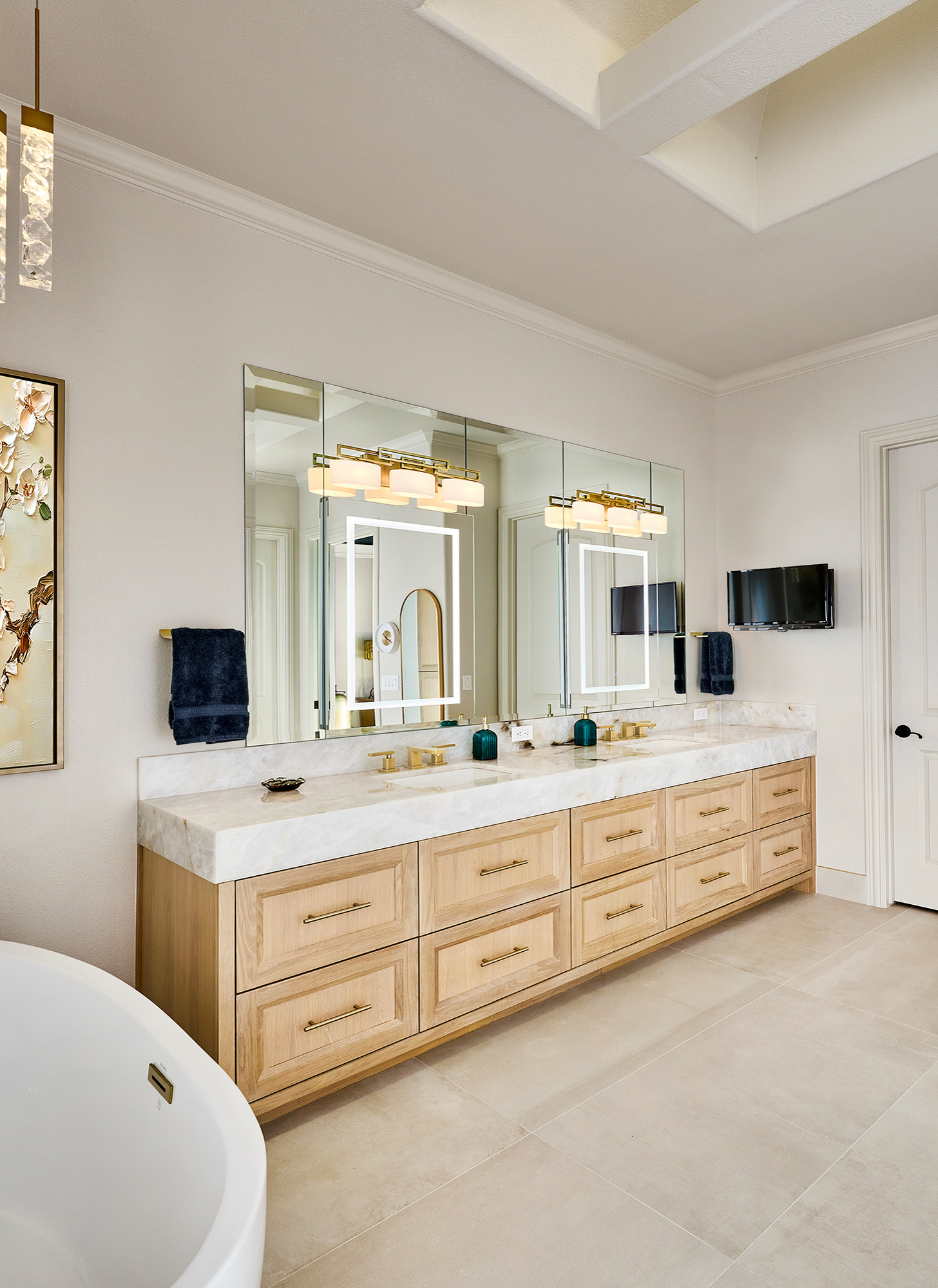 العمارة الداخلية للمساحة وتصميم وحدة الحوض هما الدليل الأساسي، في اختيار مرآة الحمام