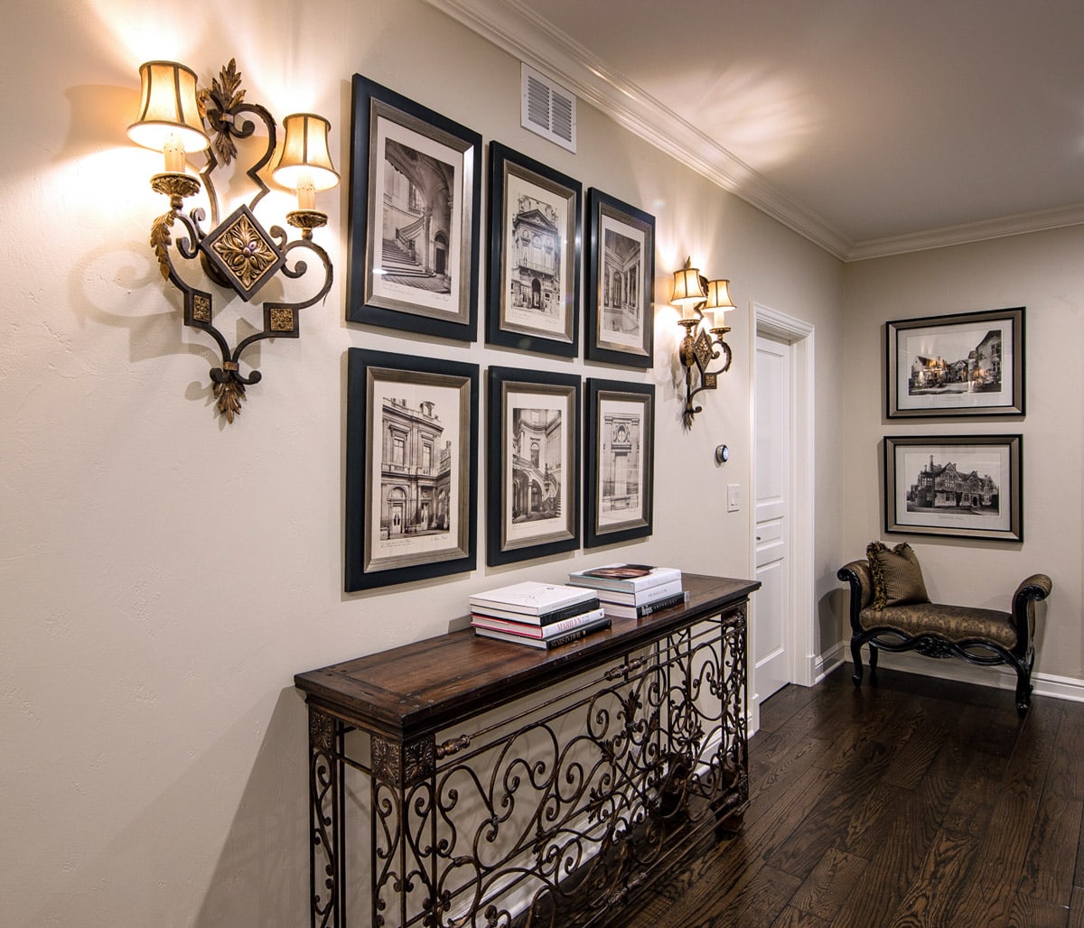 العناصر الزخرفية الجدارية بشكل مبالغ فيه، قد يخلق شعورًا بالفوضى البصرية