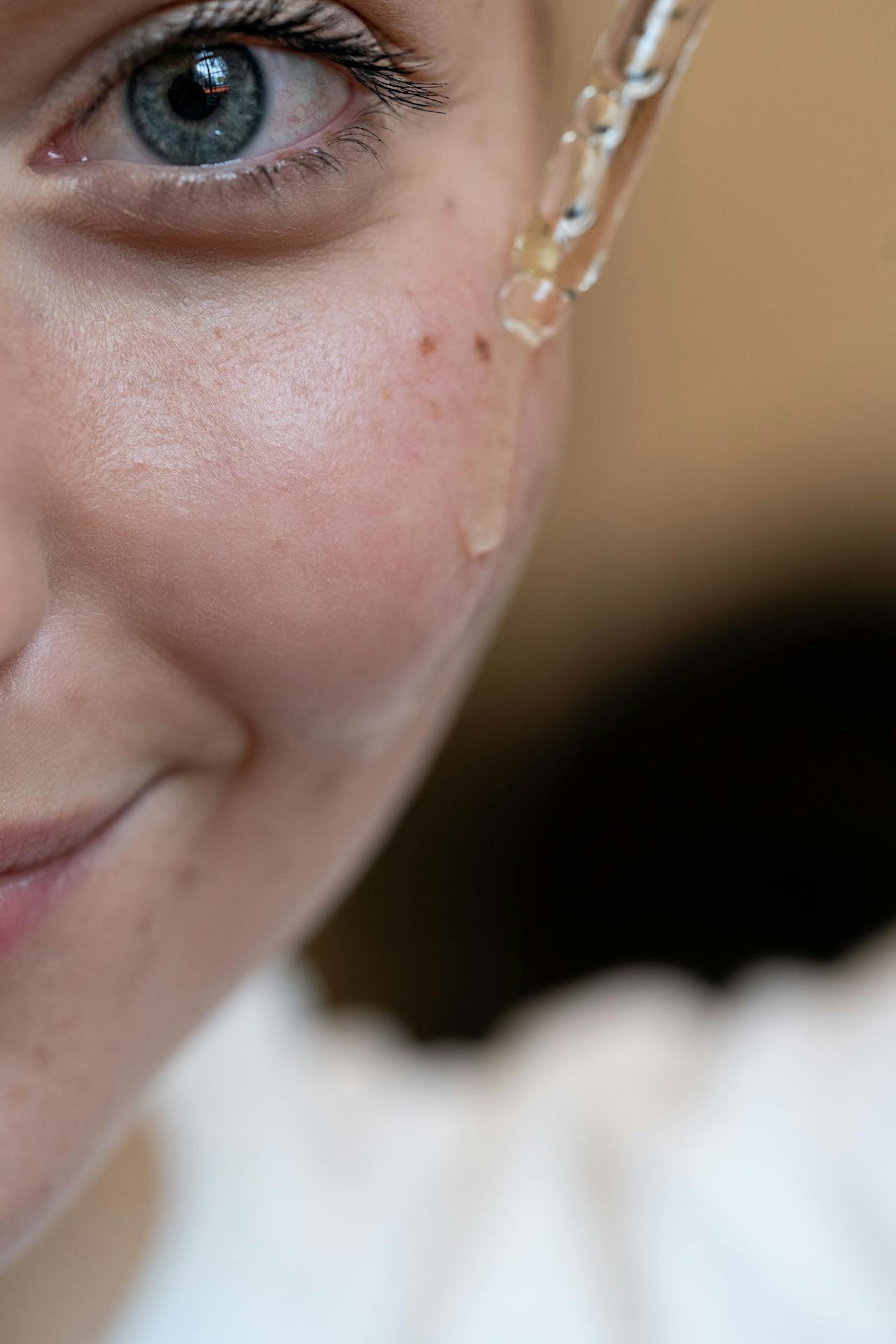 العناية الصحيحة باستخدام السيرومات بعد استشارة الطبيب المختص وقاية لازمة لمنع ترهل البشرة