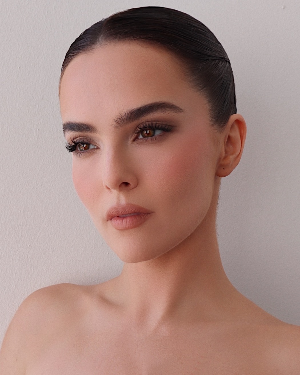 العناية بالحواجب الطبيعية بأسلوب الجميلة Zoey Deutch