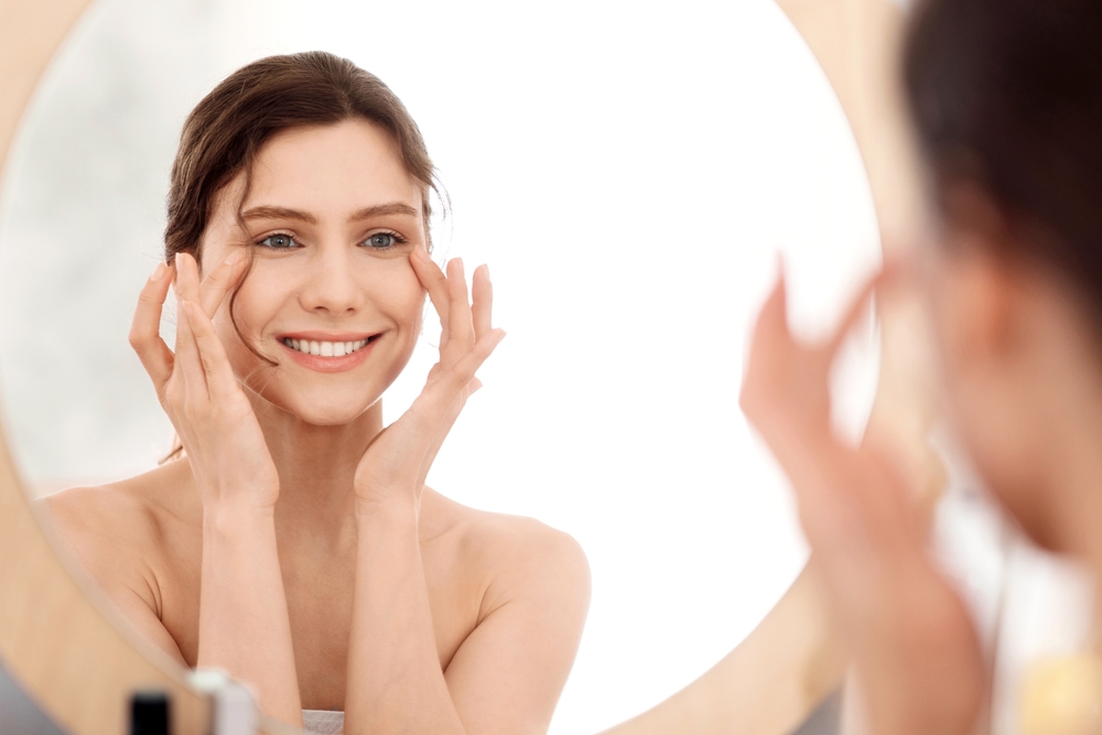 العناية بمنطقة العين تحافظ على إشراقة البشرة بعد الثلاثين